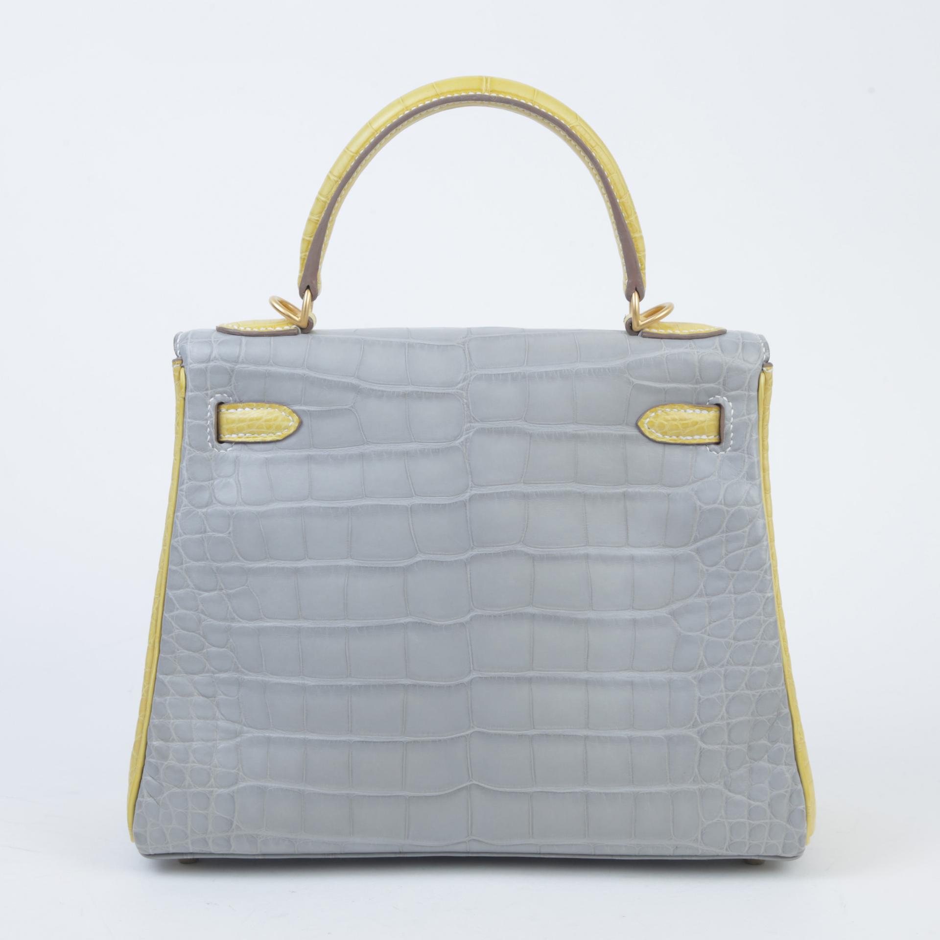 Unused ( Rank NS ) HERMÈS Kelly 25 Gris Perle (80) Jaune Citron (9N) Matte Alligator Brushed Gold hardware Z (2021) - 2