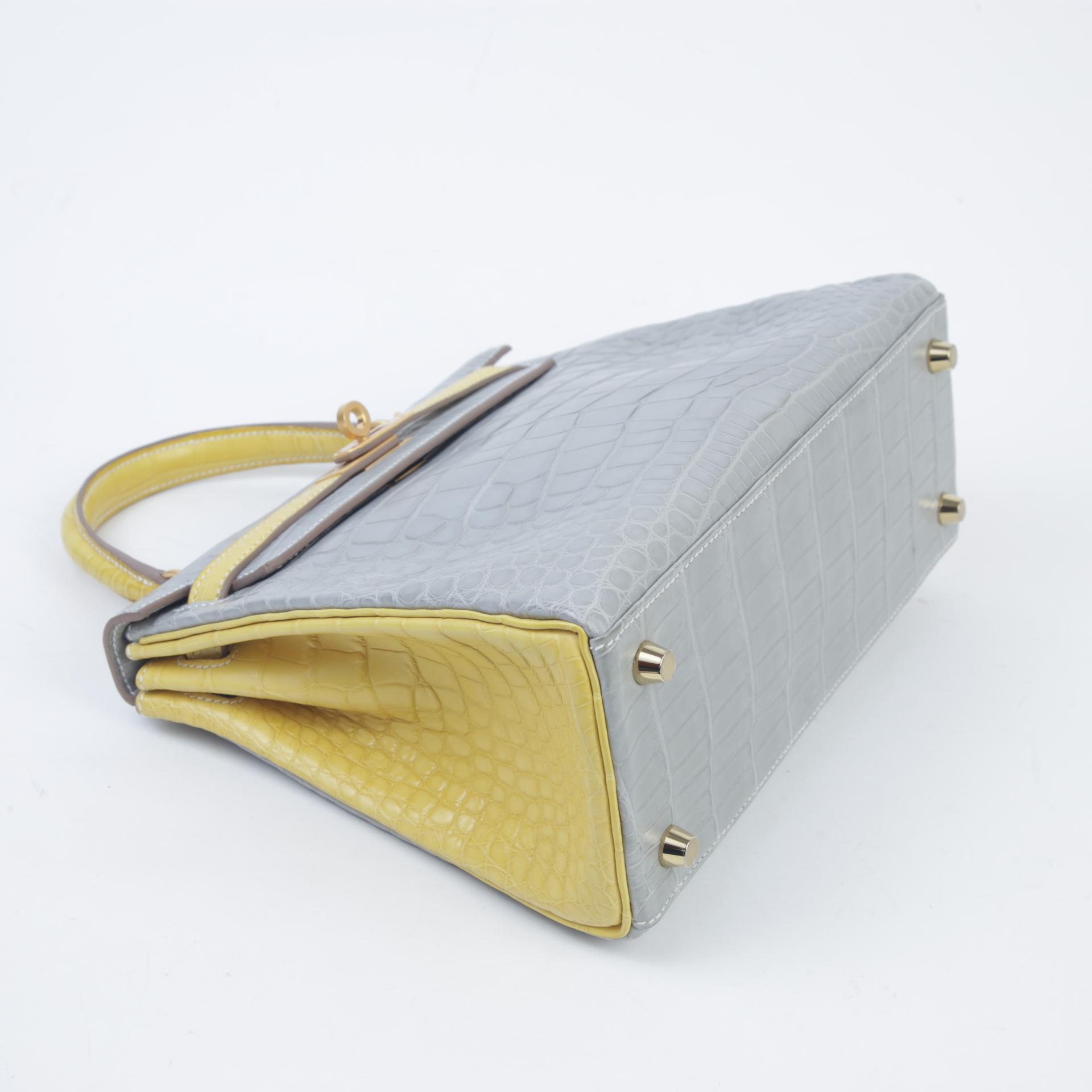 Unused ( Rank NS ) HERMÈS Kelly 25 Gris Perle (80) Jaune Citron (9N) Matte Alligator Brushed Gold hardware Z (2021) - 4