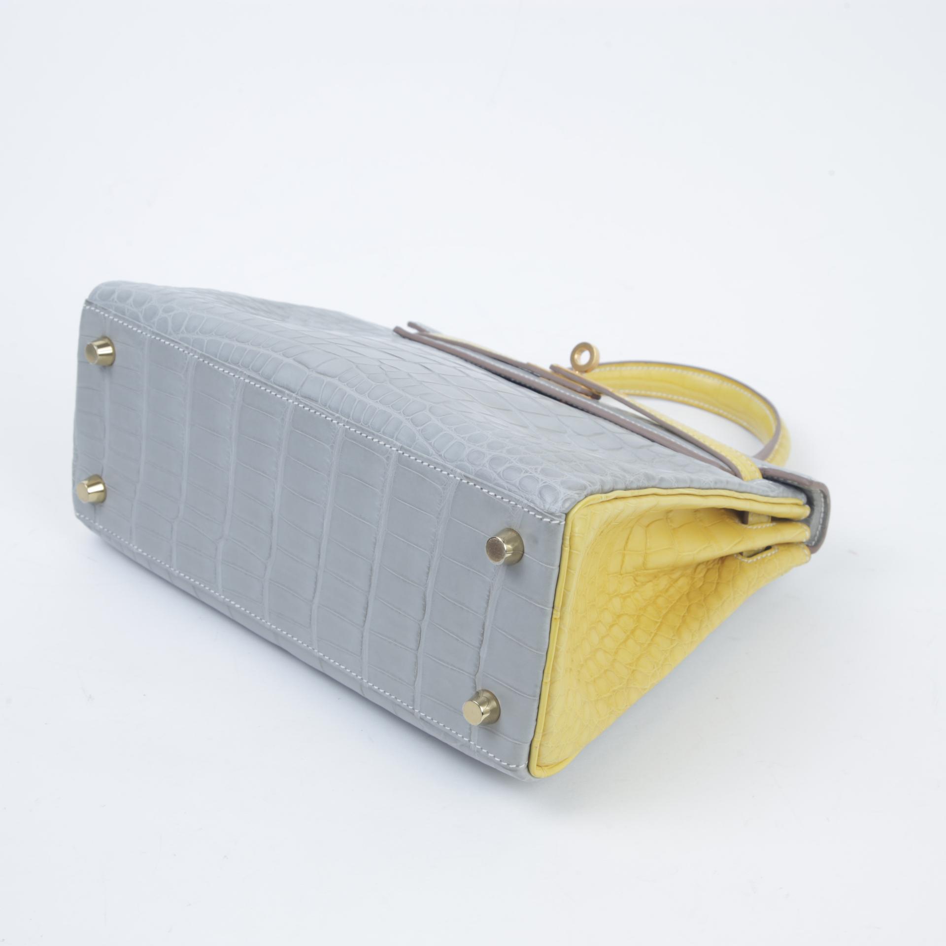 Unused ( Rank NS ) HERMÈS Kelly 25 Gris Perle (80) Jaune Citron (9N) Matte Alligator Brushed Gold hardware Z (2021) - 5