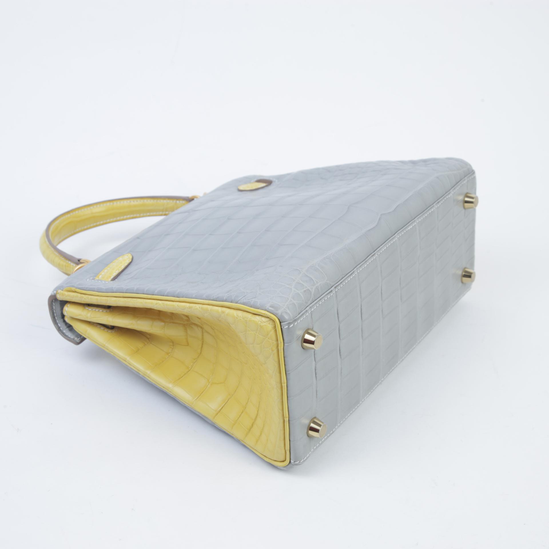 Unused ( Rank NS ) HERMÈS Kelly 25 Gris Perle (80) Jaune Citron (9N) Matte Alligator Brushed Gold hardware Z (2021) - 6