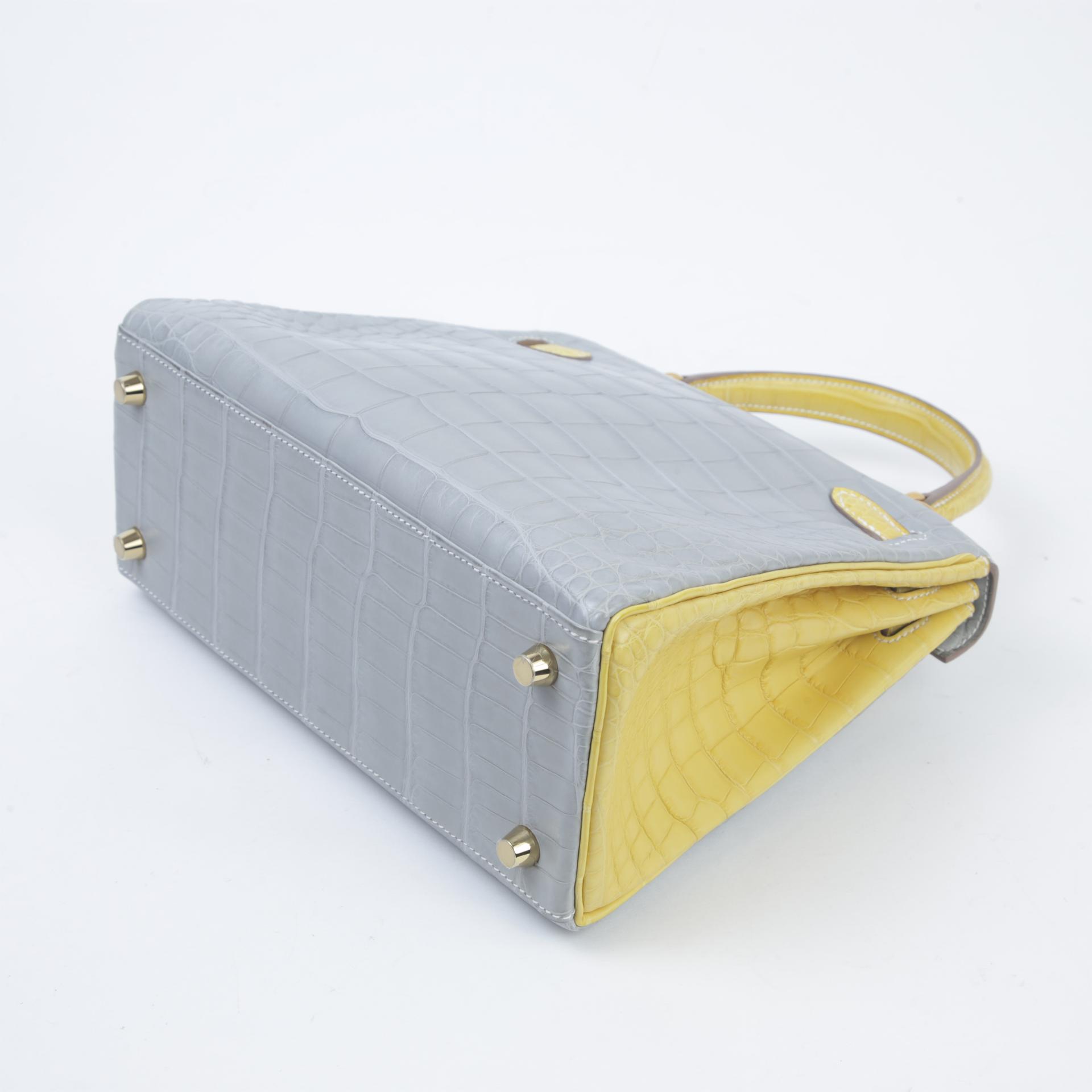 Unused ( Rank NS ) HERMÈS Kelly 25 Gris Perle (80) Jaune Citron (9N) Matte Alligator Brushed Gold hardware Z (2021) - 7