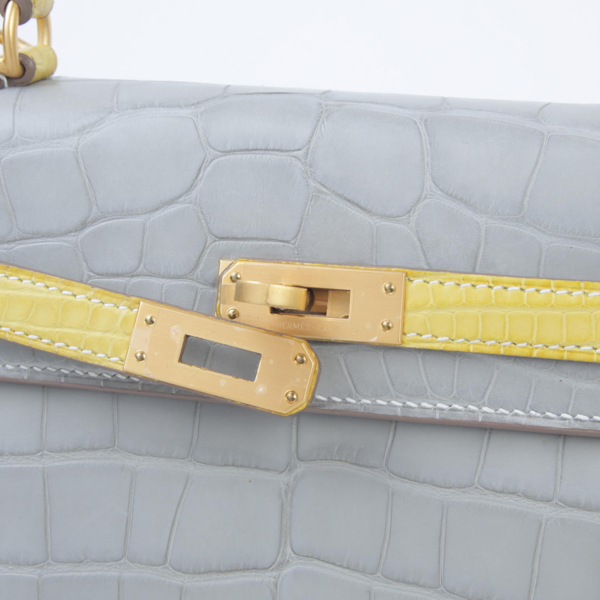 Unused ( Rank NS ) HERMÈS Kelly 25 Gris Perle (80) Jaune Citron (9N) Matte Alligator Brushed Gold hardware Z (2021) - 8