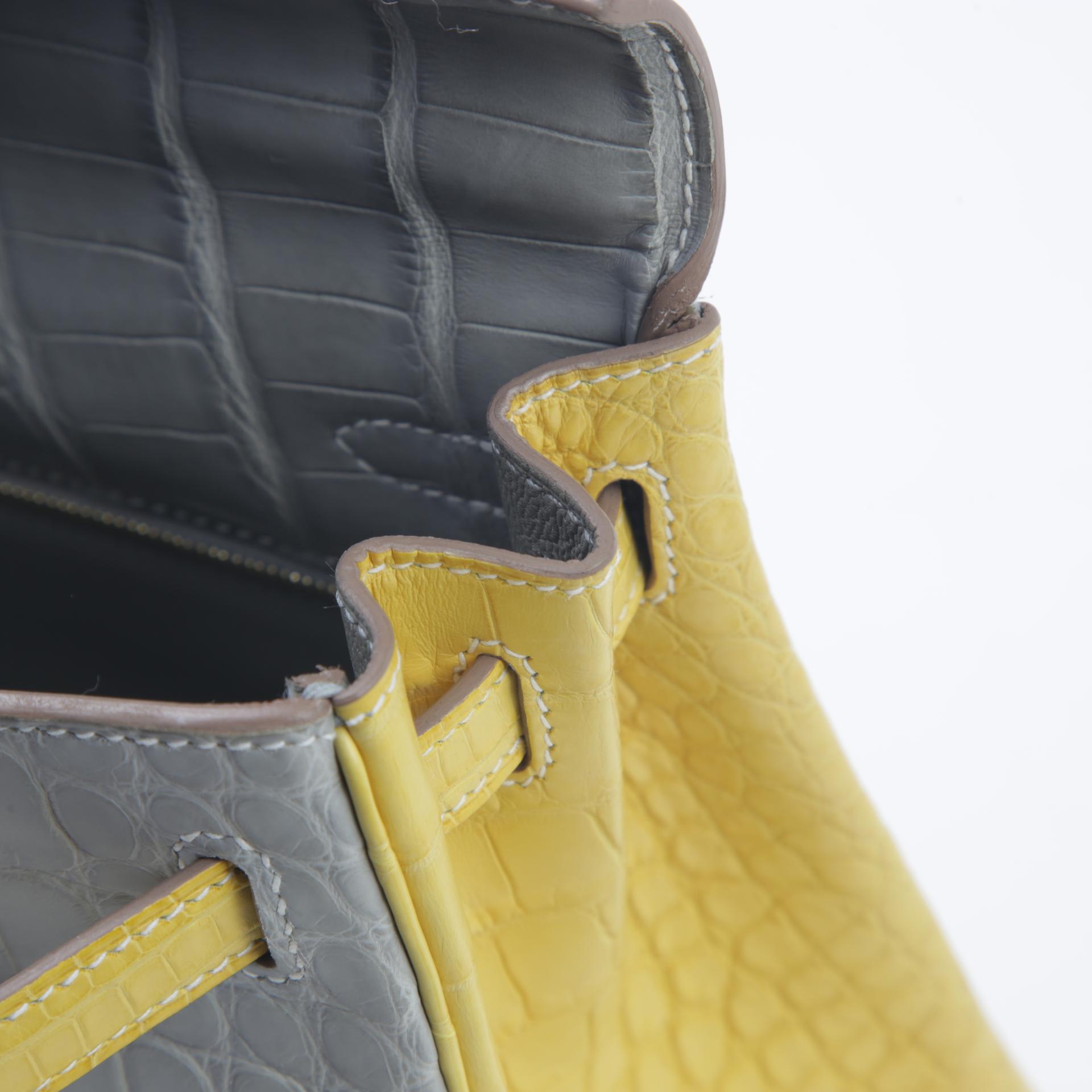 Unused ( Rank NS ) HERMÈS Kelly 25 Gris Perle (80) Jaune Citron (9N) Matte Alligator Brushed Gold hardware Z (2021) - 11