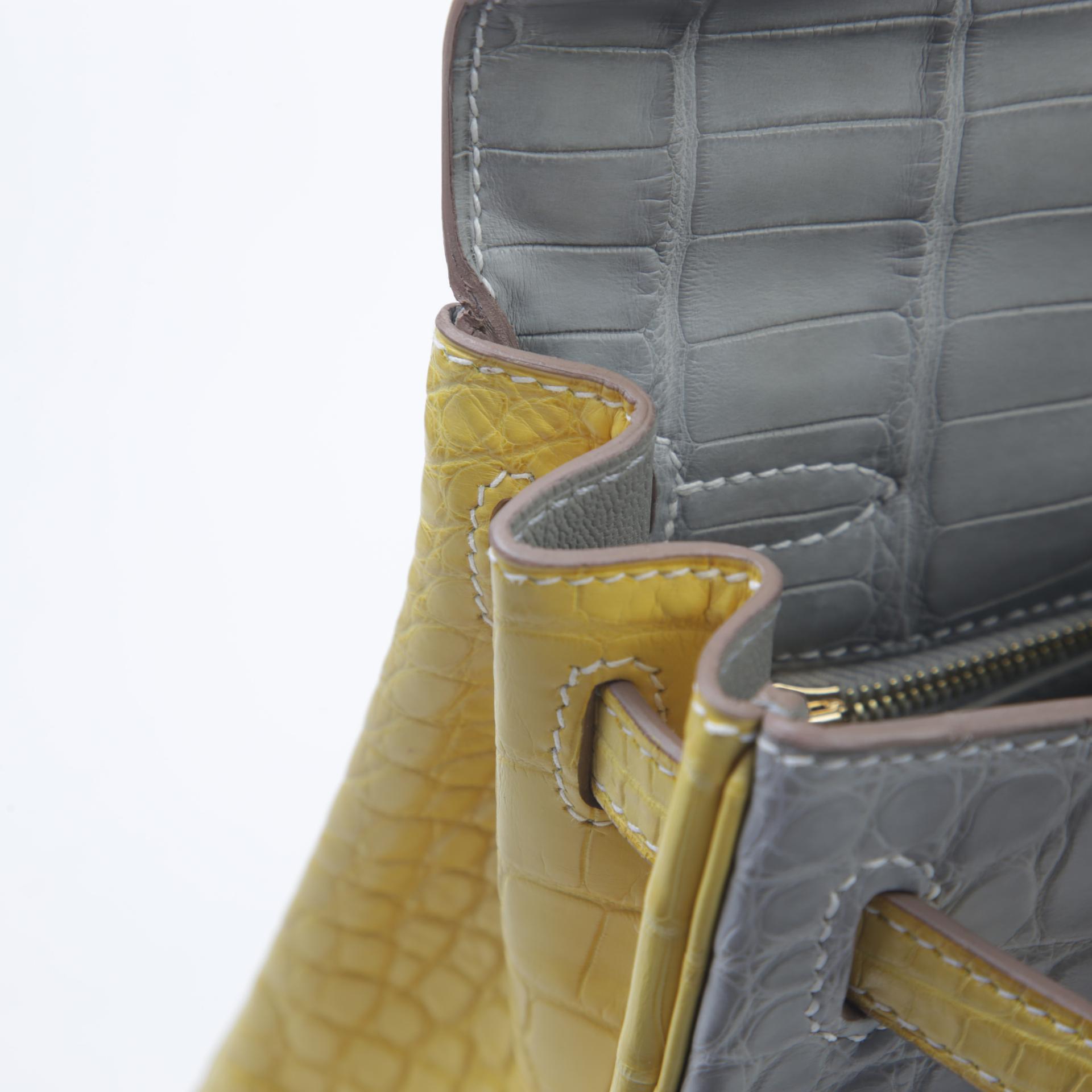 Unused ( Rank NS ) HERMÈS Kelly 25 Gris Perle (80) Jaune Citron (9N) Matte Alligator Brushed Gold hardware Z (2021) - 12