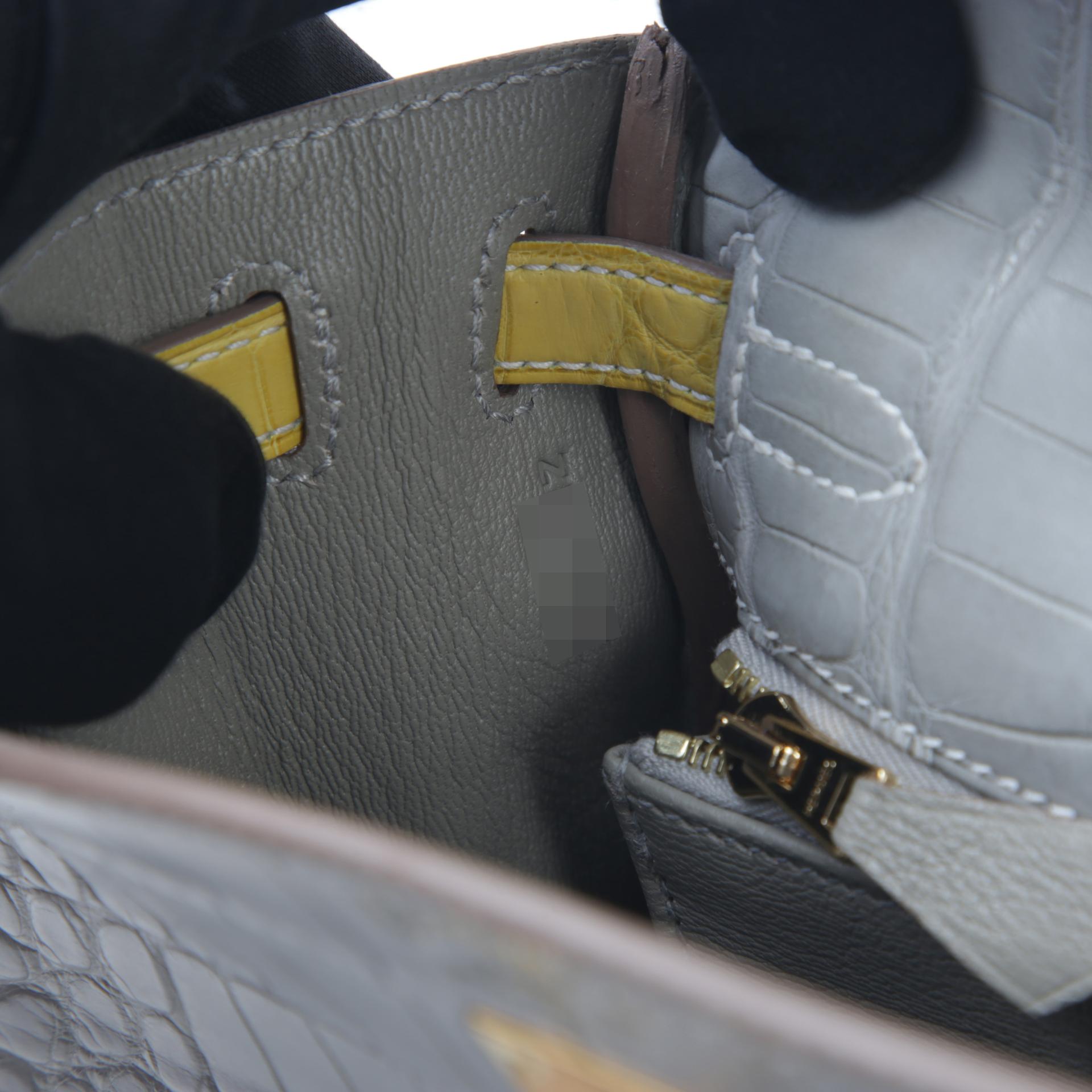 Unused ( Rank NS ) HERMÈS Kelly 25 Gris Perle (80) Jaune Citron (9N) Matte Alligator Brushed Gold hardware Z (2021) - 13
