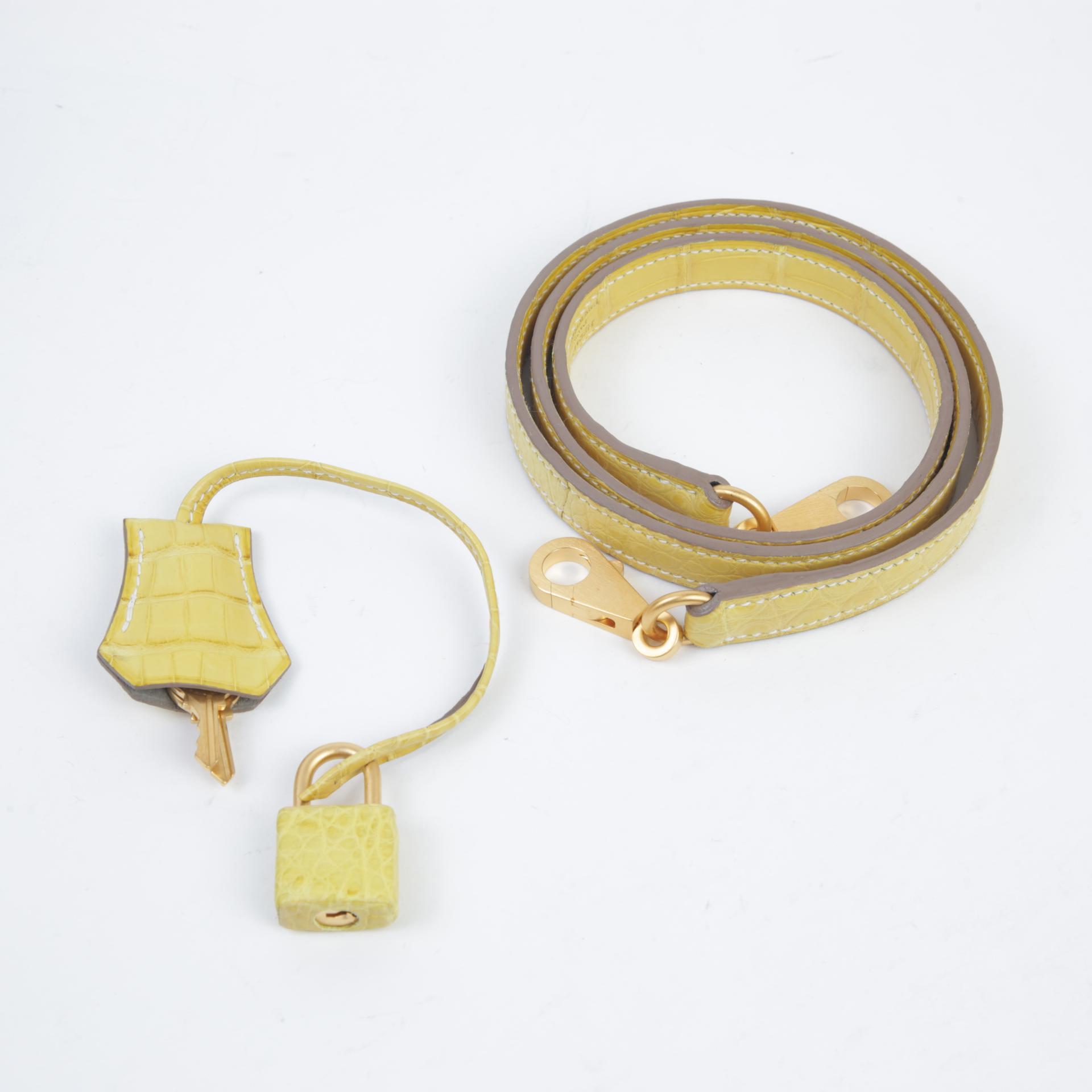 Unused ( Rank NS ) HERMÈS Kelly 25 Gris Perle (80) Jaune Citron (9N) Matte Alligator Brushed Gold hardware Z (2021) - 14