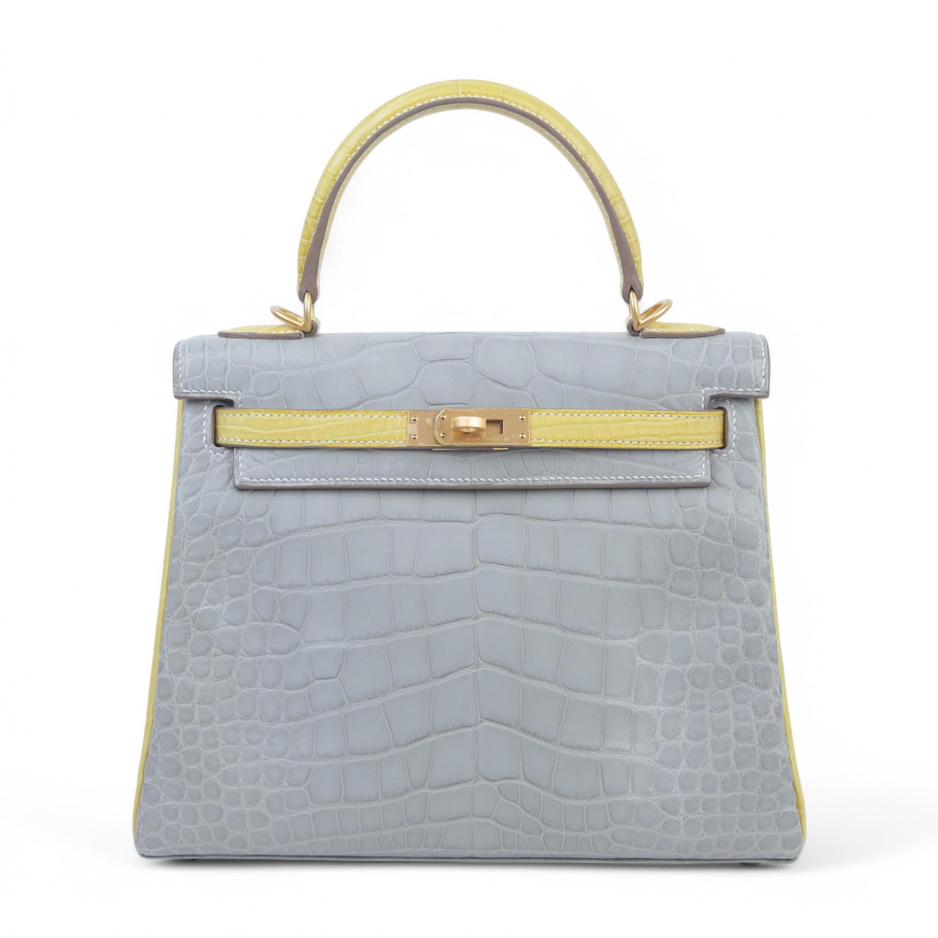 Unused ( Rank NS ) HERMÈS Kelly 25 Gris Perle (80) Jaune Citron (9N) Matte Alligator Brushed Gold hardware Z (2021) - 1