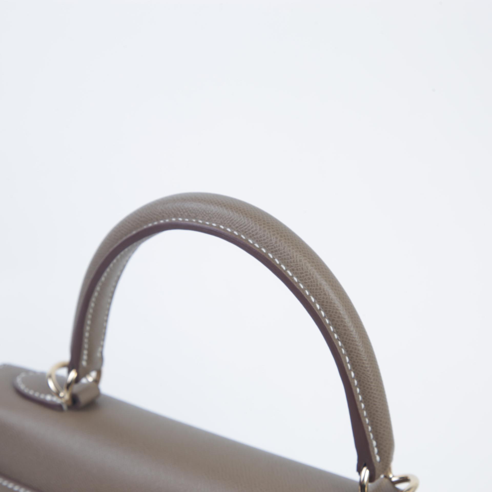 Unused ( Rank NS ) HERMÈS Kelly 25 Sellier Verso Etoupe (18) Bamboo (1K) Madame Permabrass hardware W (2024) - 3