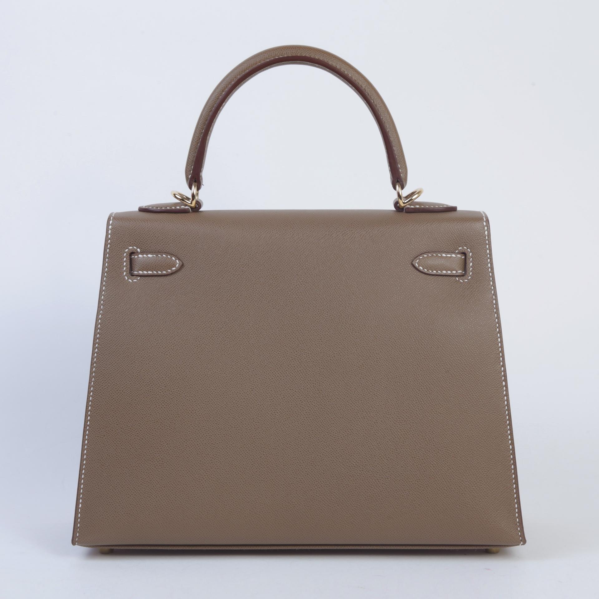 Unused ( Rank NS ) HERMÈS Kelly 25 Sellier Verso Etoupe (18) Bamboo (1K) Madame Permabrass hardware W (2024) - 2