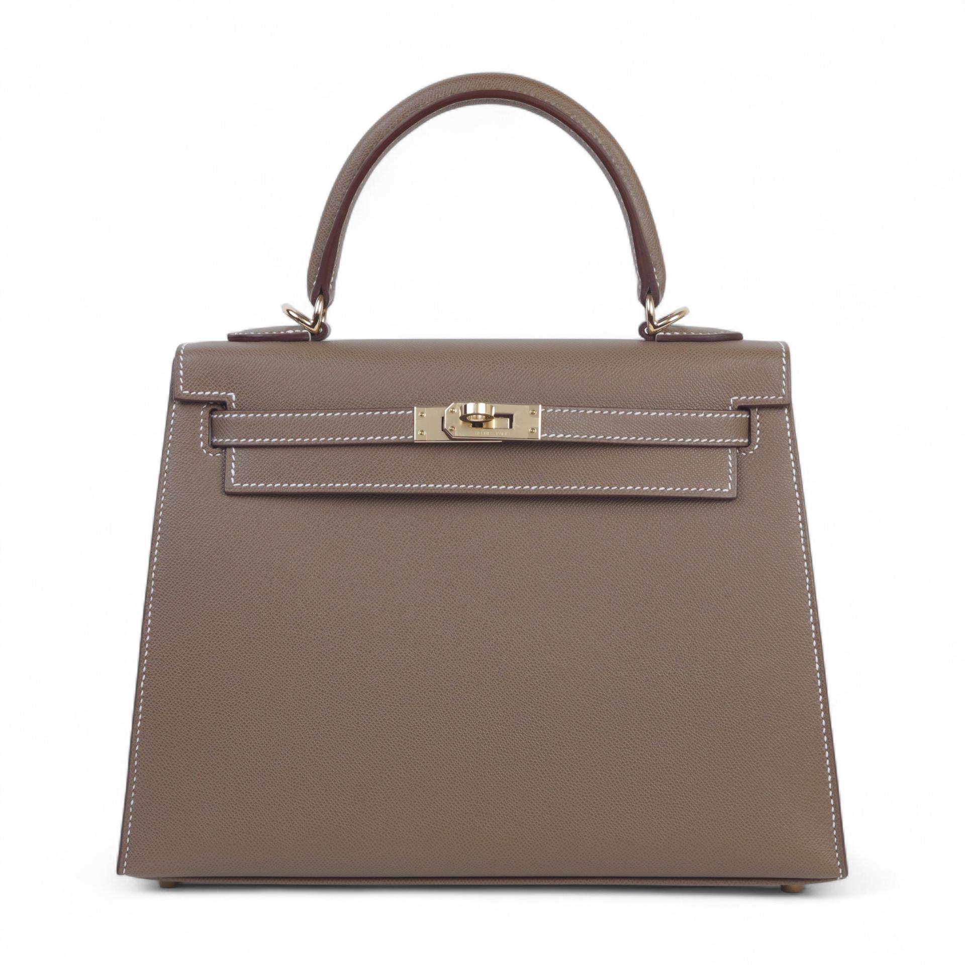 Unused ( Rank NS ) HERMÈS Kelly 25 Sellier Verso Etoupe (18) Bamboo (1K) Madame Permabrass hardware W (2024) - 1