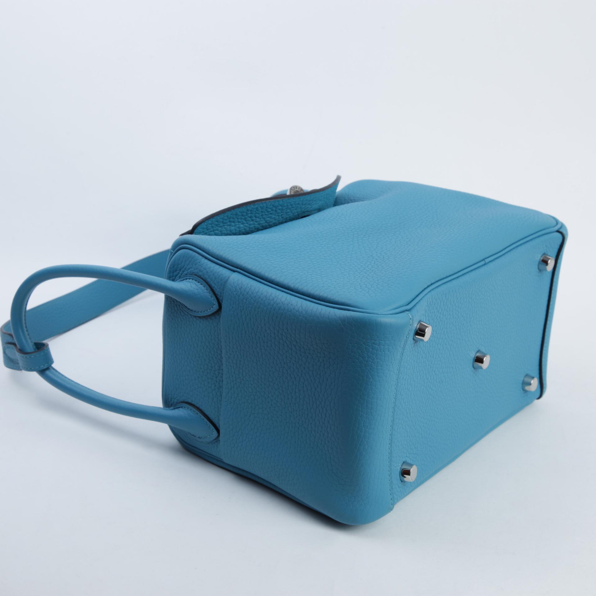 A美品  HERMÈS 愛馬仕  Lindy 26 7B 松石藍 Turquoise Clemence小牛皮 銀扣 □R刻 2014年 - 4