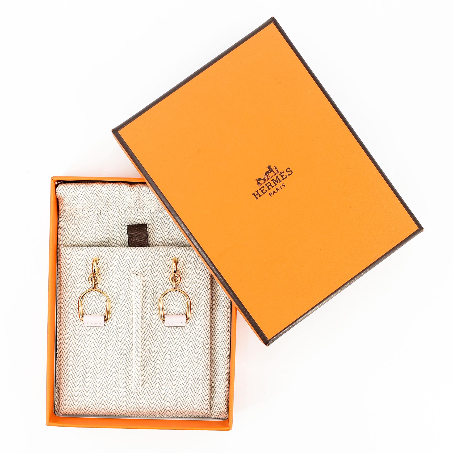 未使用保存品 HERMÈS 愛馬仕 Heritage Equestre 馬鐙耳環，小號款式 09 夢幻粉 Mauve Pale Swift 皮 玫瑰金扣 - 5