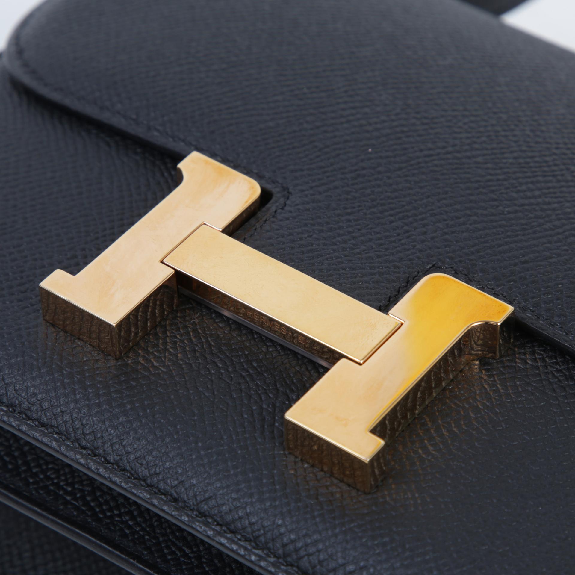 Very Good ( Rank A) HERMÈS Constance Mini Noir (89) Epsom Gold hardware Z (2021) - 4