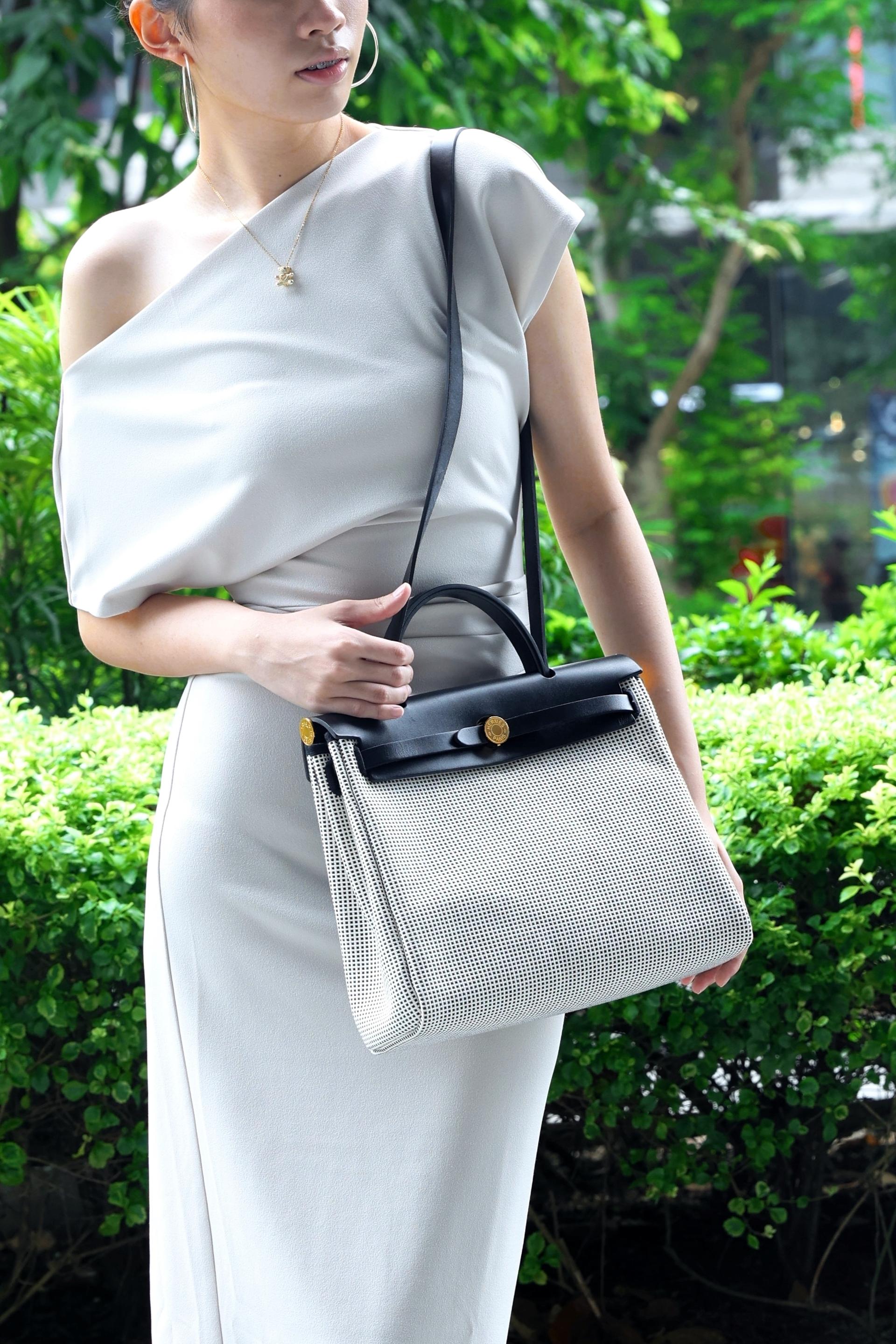 Excellent ( Rank SA ) HERMÈS Herbag PM Black (89) Ecru Vache Hunter Toile Quadrille canvas Gold hardware B (2023) - 27