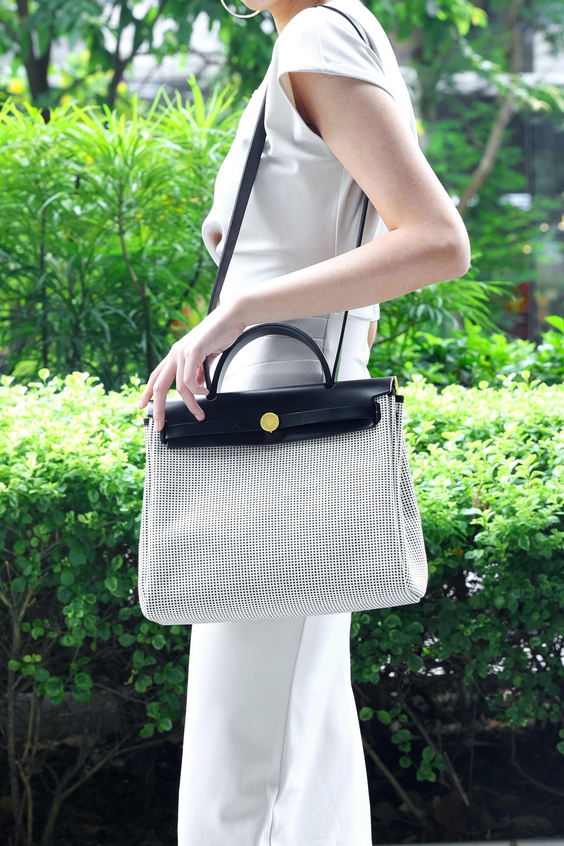 Excellent ( Rank SA ) HERMÈS Herbag PM Black (89) Ecru Vache Hunter Toile Quadrille canvas Gold hardware B (2023) - 29