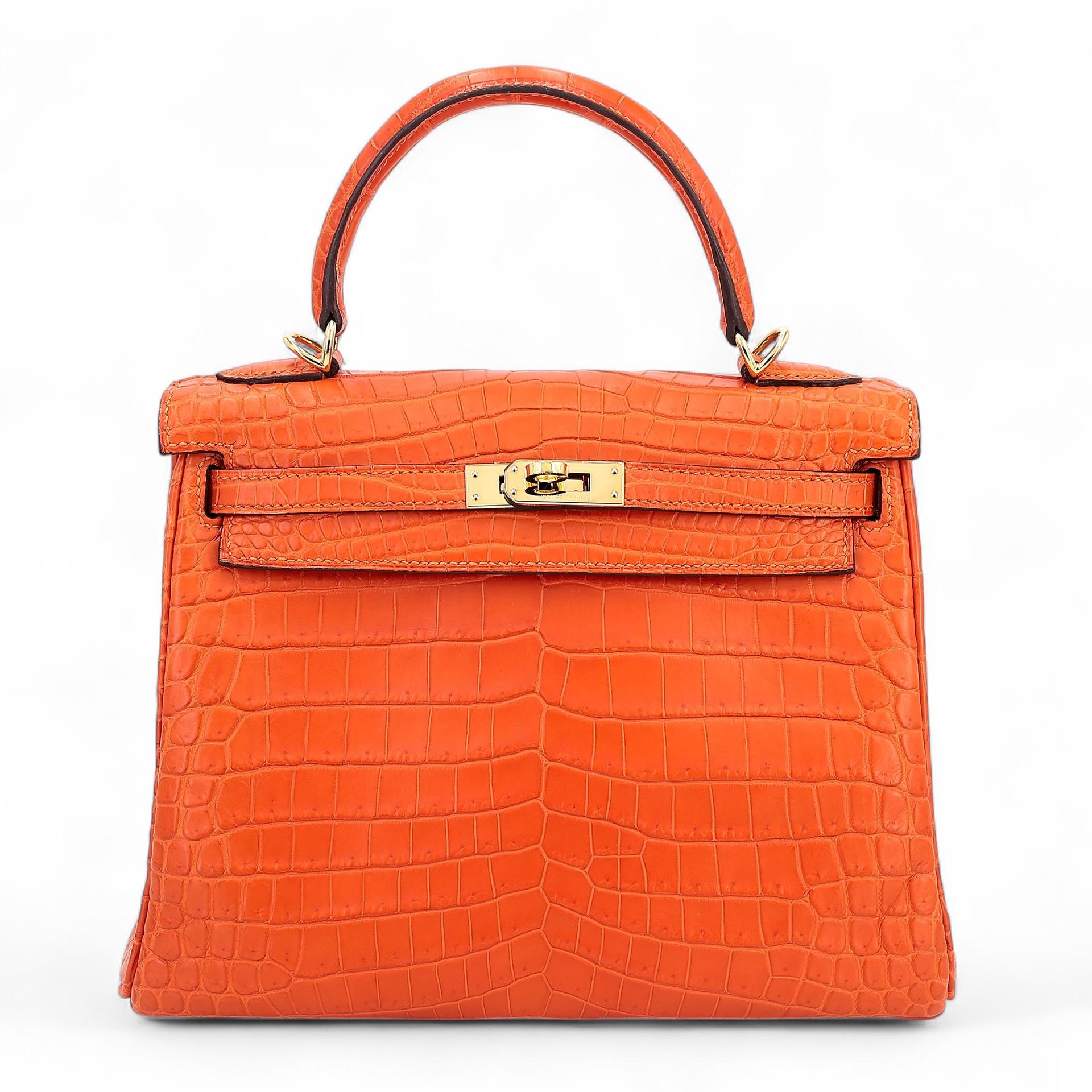 Very Good ( Rank A) HERMÈS Kelly 25 Feu (9J) Matte Alligator Gold hardware Square R (2014) - 1