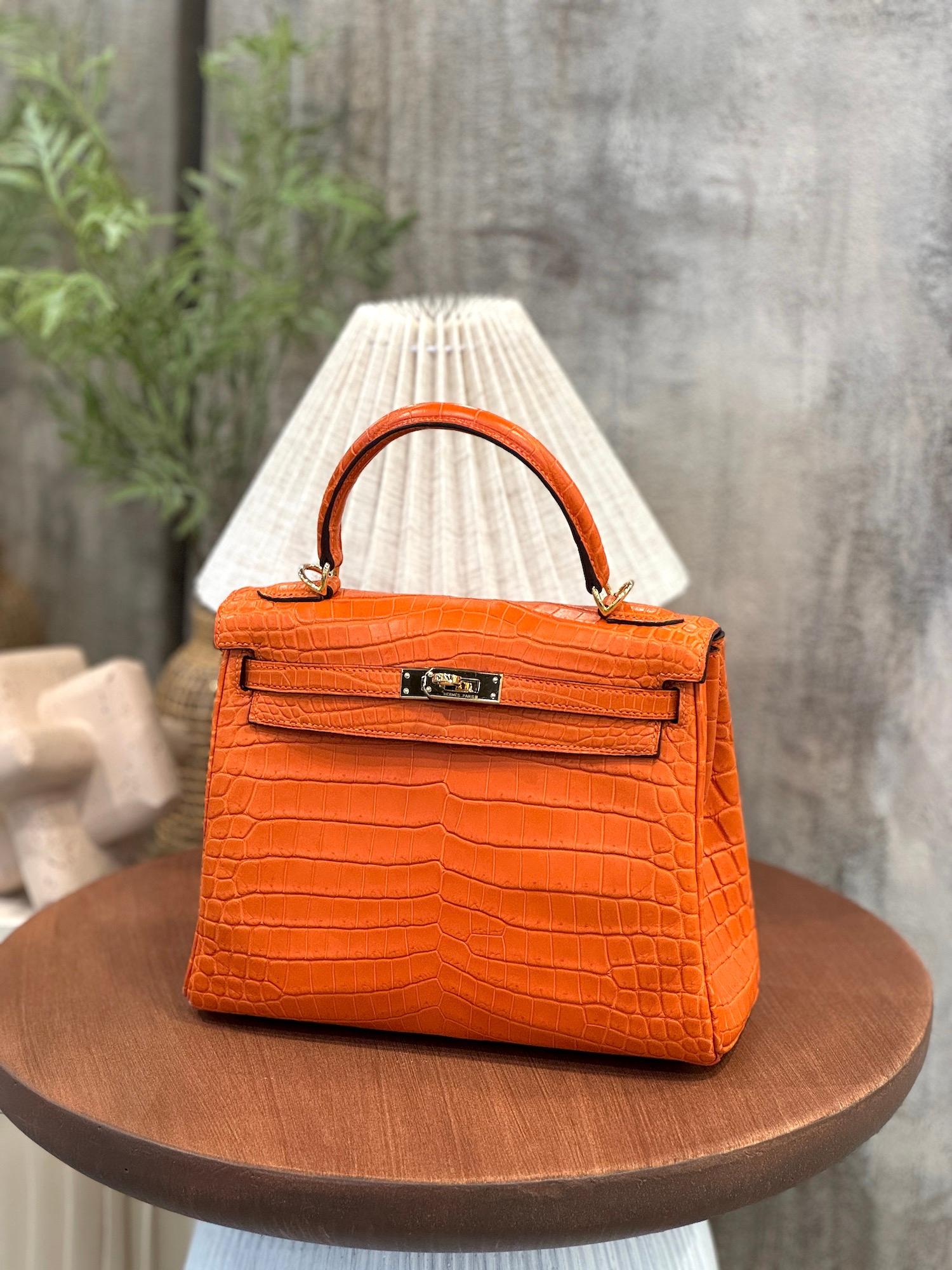Very Good ( Rank A) HERMÈS Kelly 25 Feu (9J) Matte Alligator Gold hardware Square R (2014) - 4