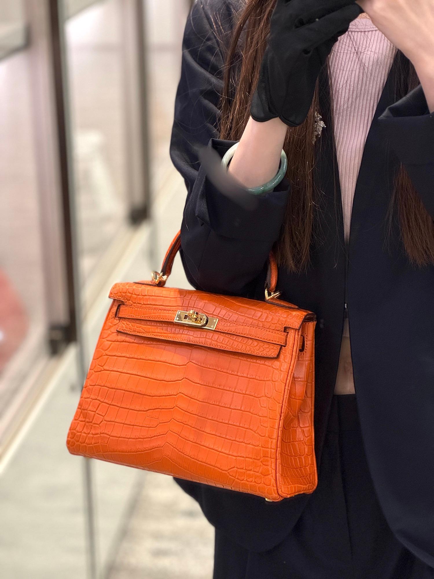 Very Good ( Rank A) HERMÈS Kelly 25 Feu (9J) Matte Alligator Gold hardware Square R (2014) - 3