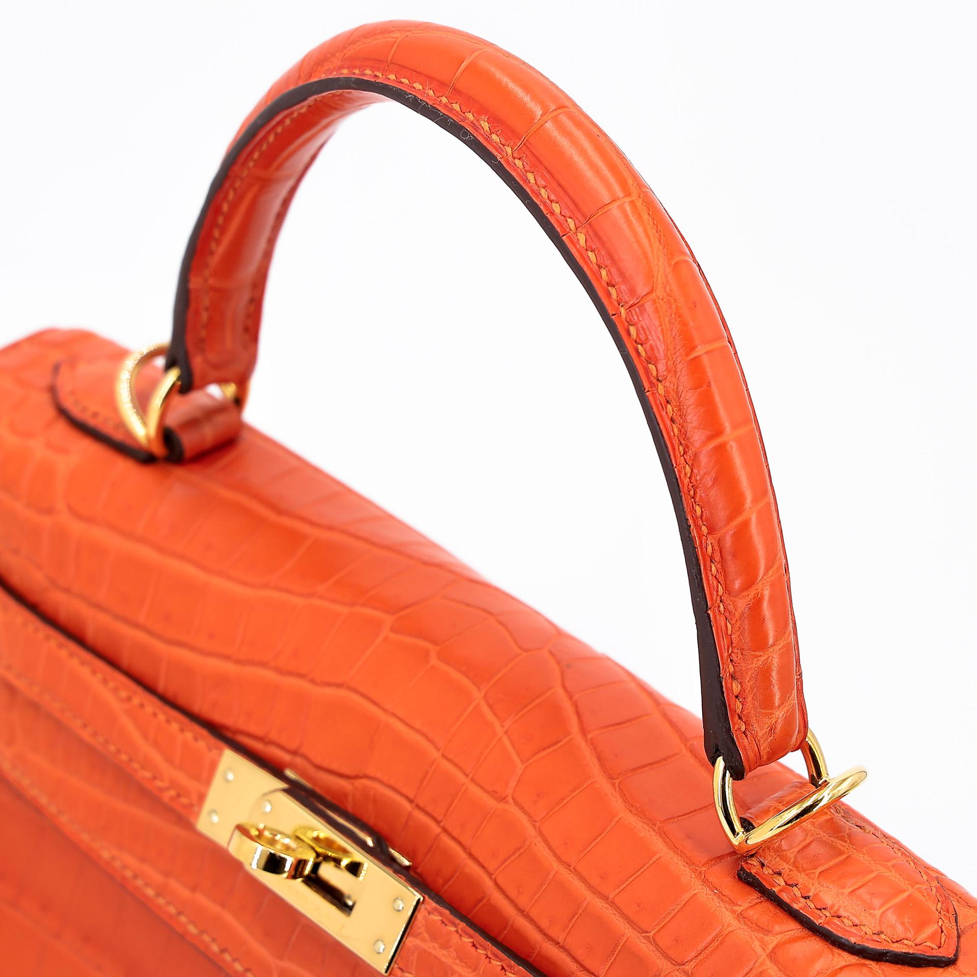 Very Good ( Rank A) HERMÈS Kelly 25 Feu (9J) Matte Alligator Gold hardware Square R (2014) - 5