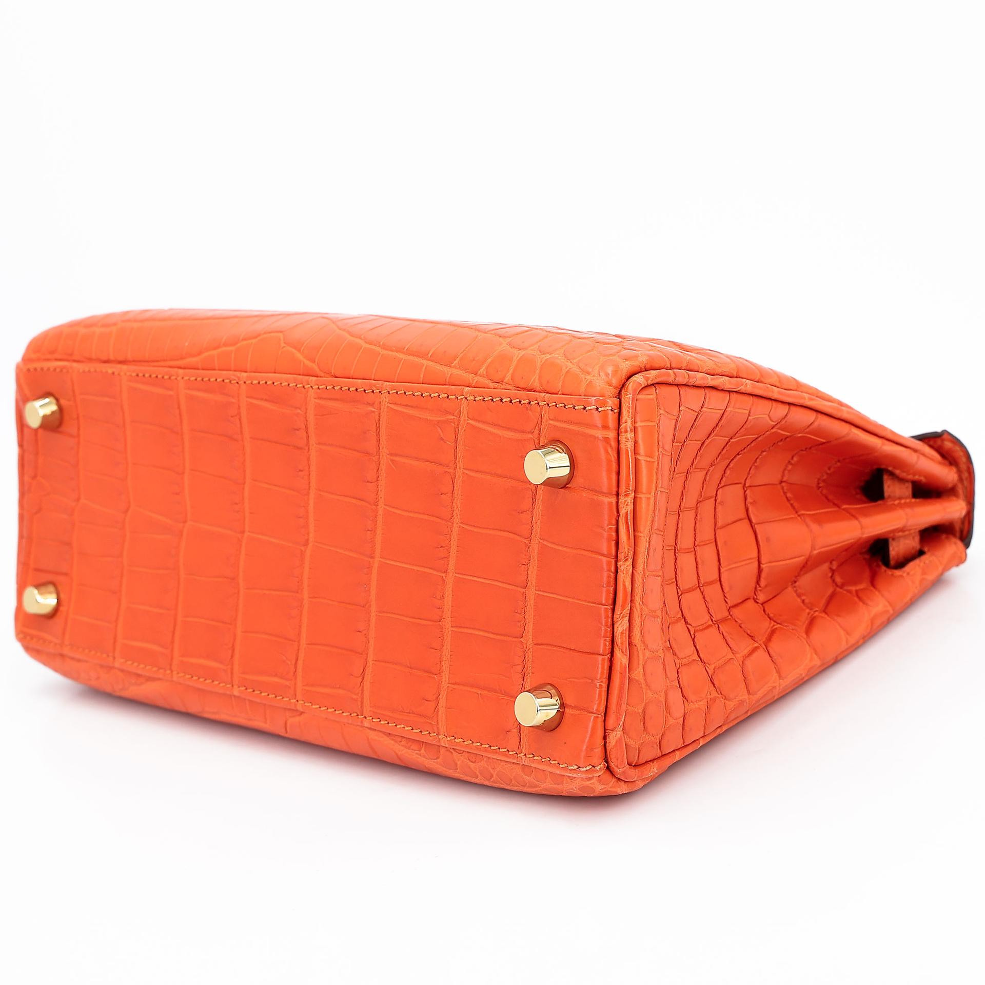 Very Good ( Rank A) HERMÈS Kelly 25 Feu (9J) Matte Alligator Gold hardware Square R (2014) - 6