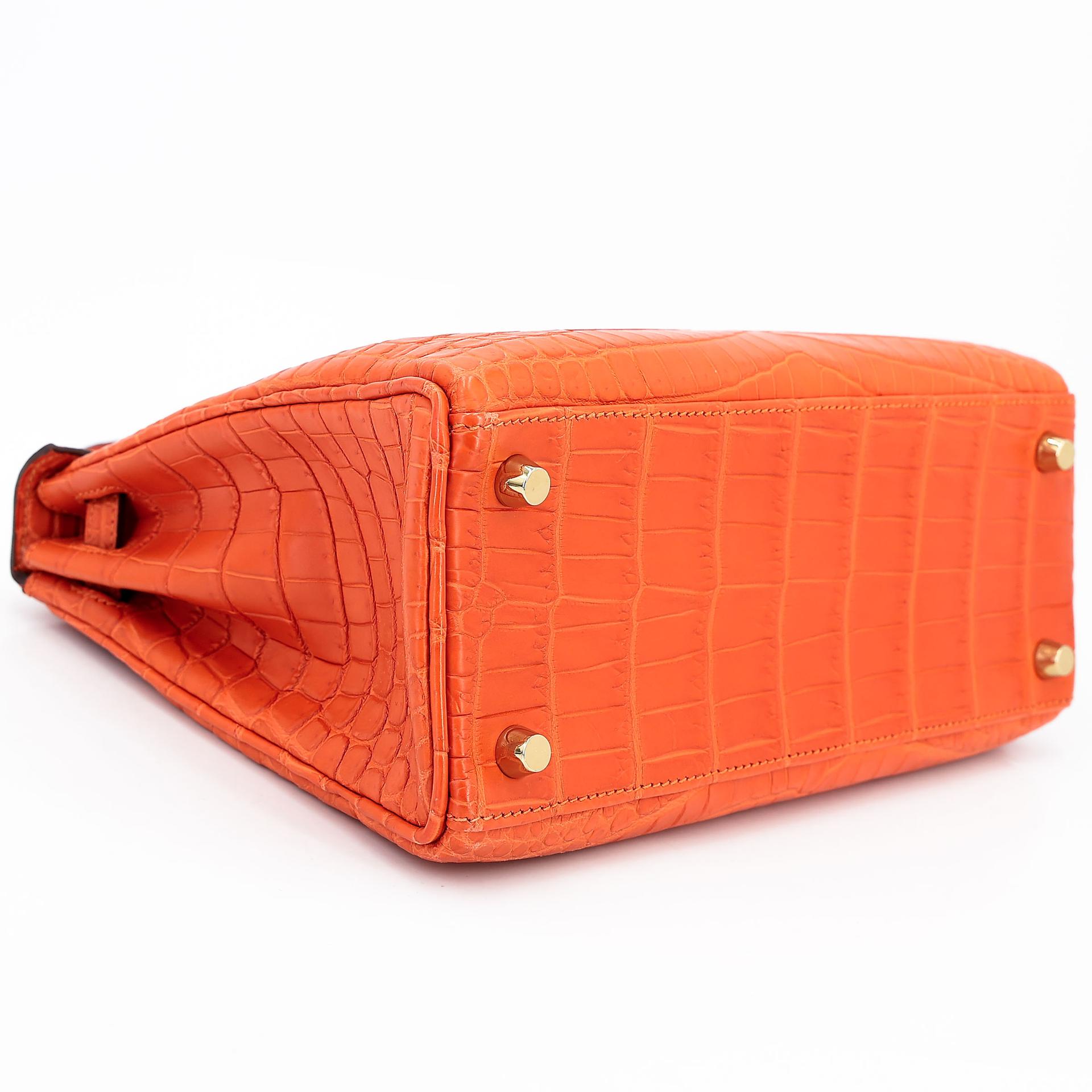 Very Good ( Rank A) HERMÈS Kelly 25 Feu (9J) Matte Alligator Gold hardware Square R (2014) - 7
