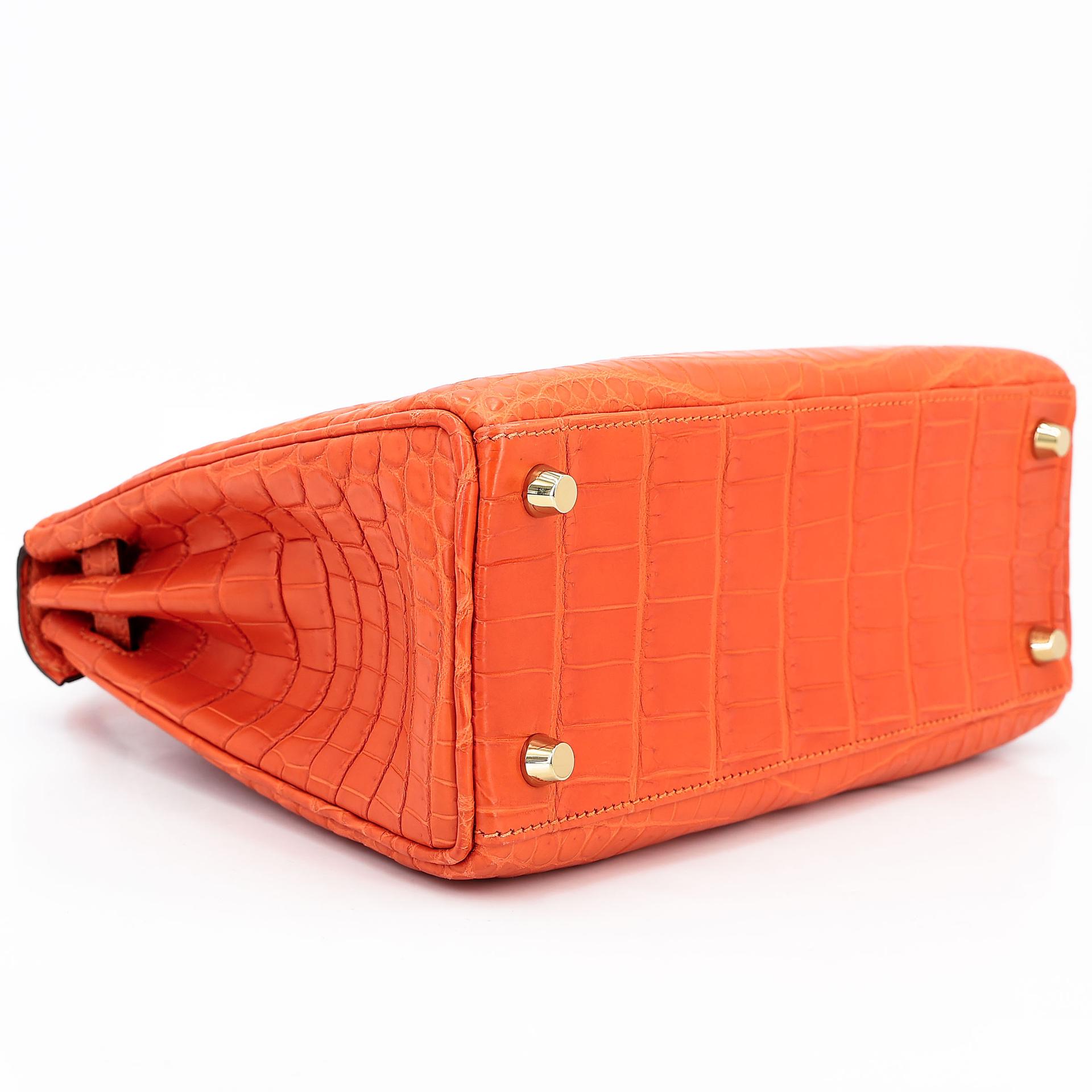 Very Good ( Rank A) HERMÈS Kelly 25 Feu (9J) Matte Alligator Gold hardware Square R (2014) - 9