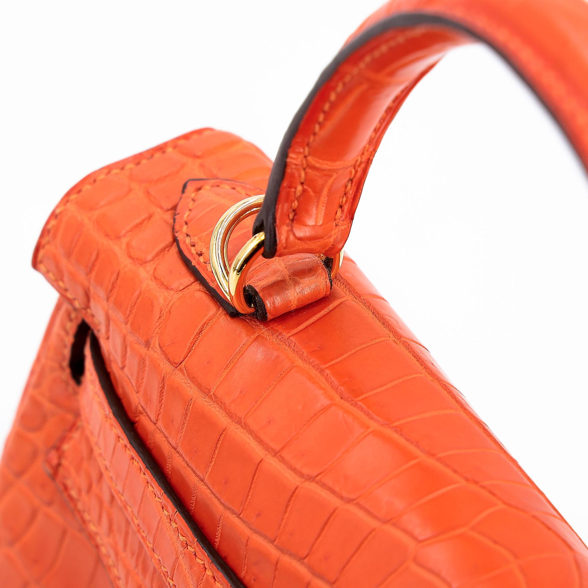 Very Good ( Rank A) HERMÈS Kelly 25 Feu (9J) Matte Alligator Gold hardware Square R (2014) - 29