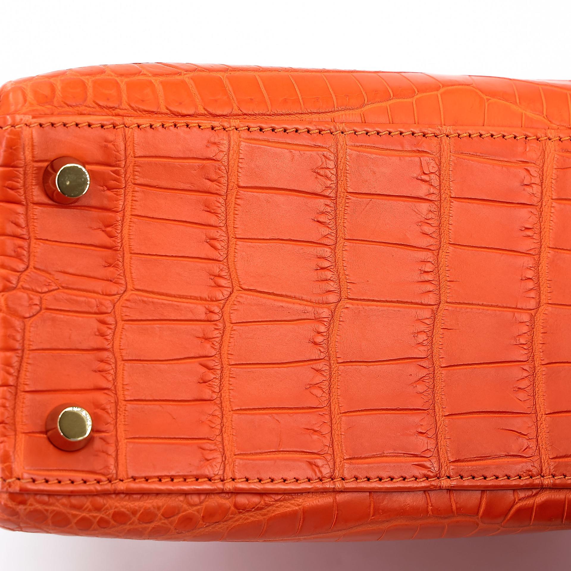Very Good ( Rank A) HERMÈS Kelly 25 Feu (9J) Matte Alligator Gold hardware Square R (2014) - 11
