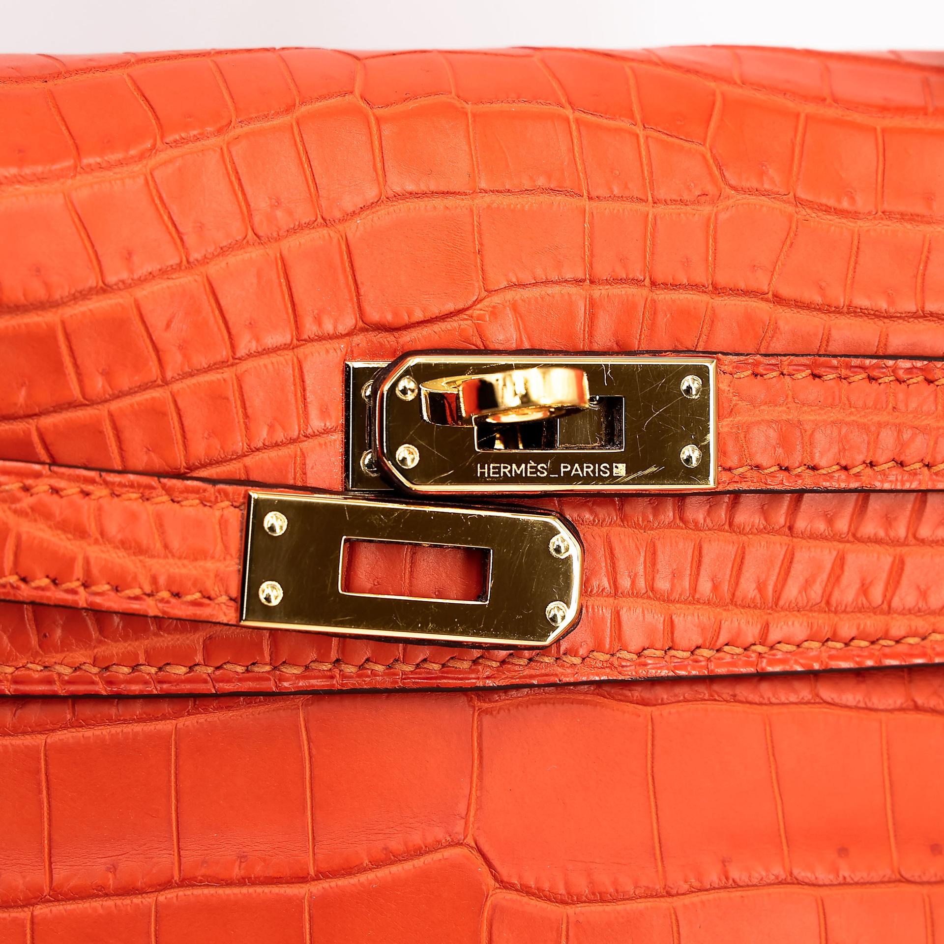 Very Good ( Rank A) HERMÈS Kelly 25 Feu (9J) Matte Alligator Gold hardware Square R (2014) - 12