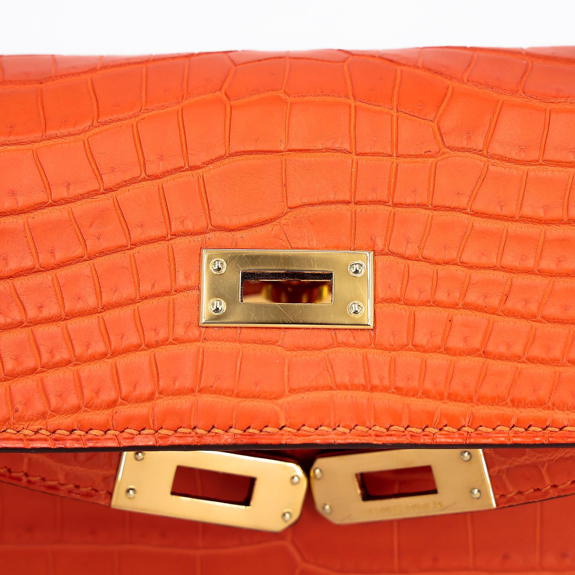 Very Good ( Rank A) HERMÈS Kelly 25 Feu (9J) Matte Alligator Gold hardware Square R (2014) - 15