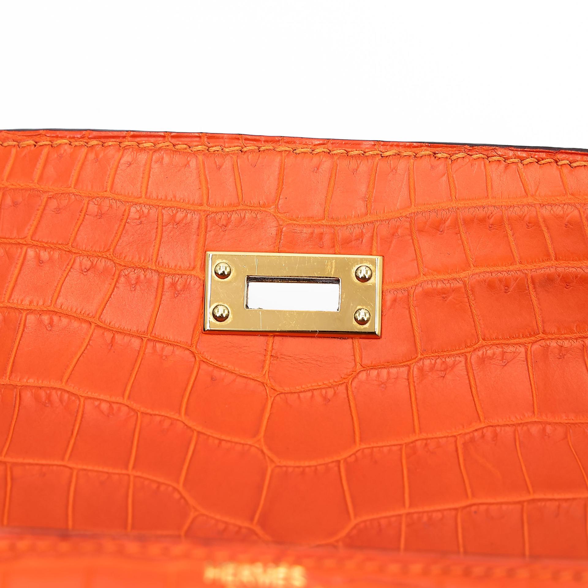 Very Good ( Rank A) HERMÈS Kelly 25 Feu (9J) Matte Alligator Gold hardware Square R (2014) - 16