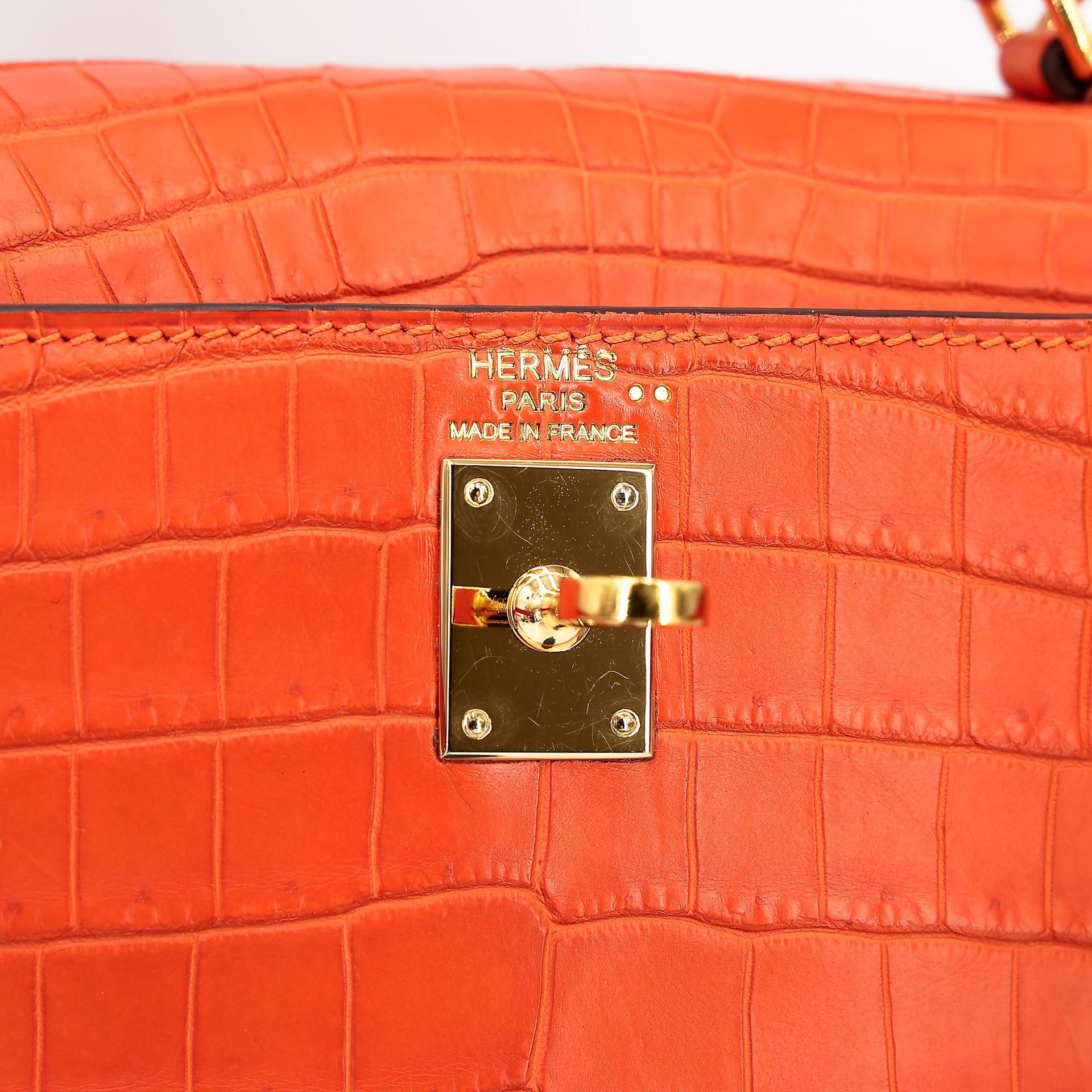 Very Good ( Rank A) HERMÈS Kelly 25 Feu (9J) Matte Alligator Gold hardware Square R (2014) - 17