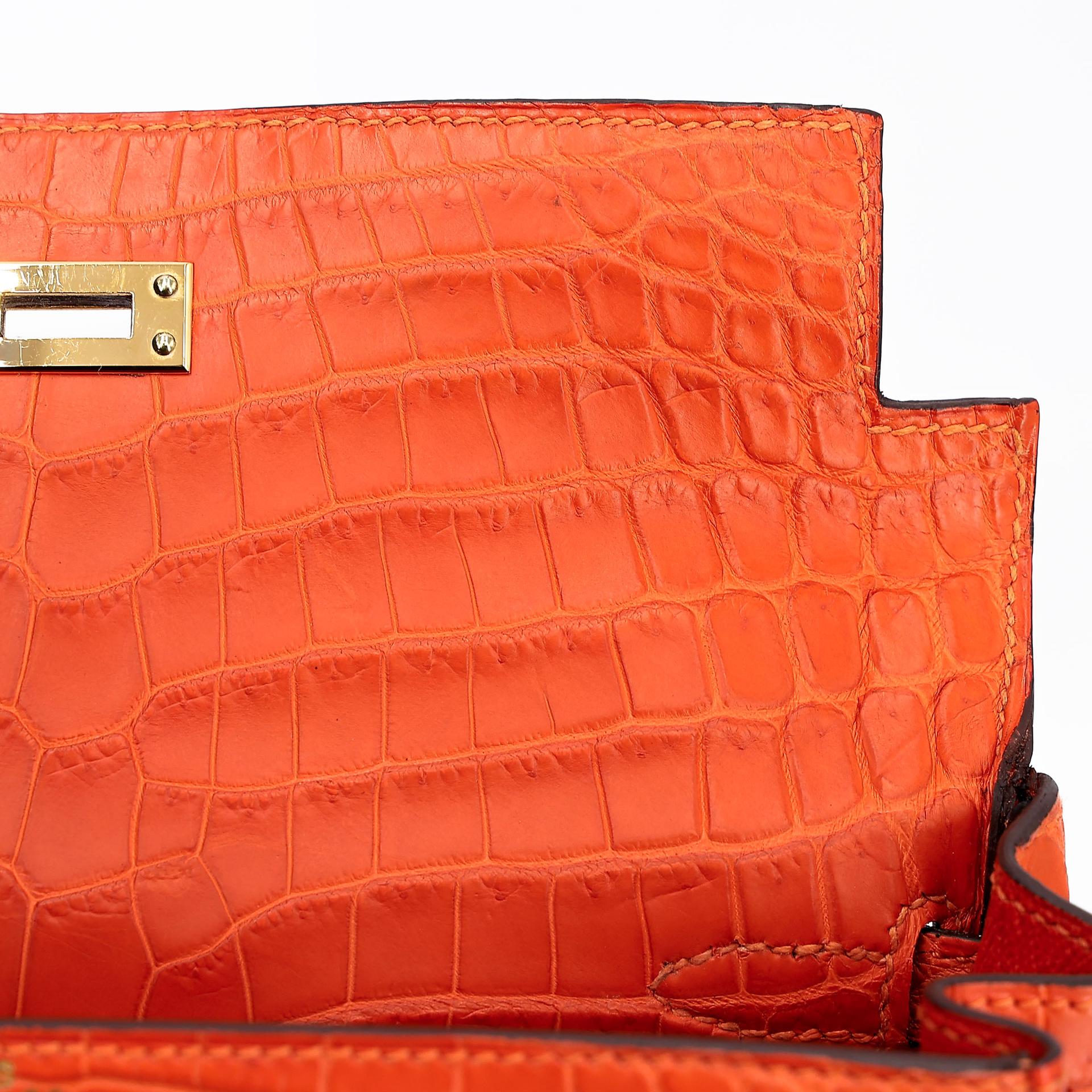 Very Good ( Rank A) HERMÈS Kelly 25 Feu (9J) Matte Alligator Gold hardware Square R (2014) - 18