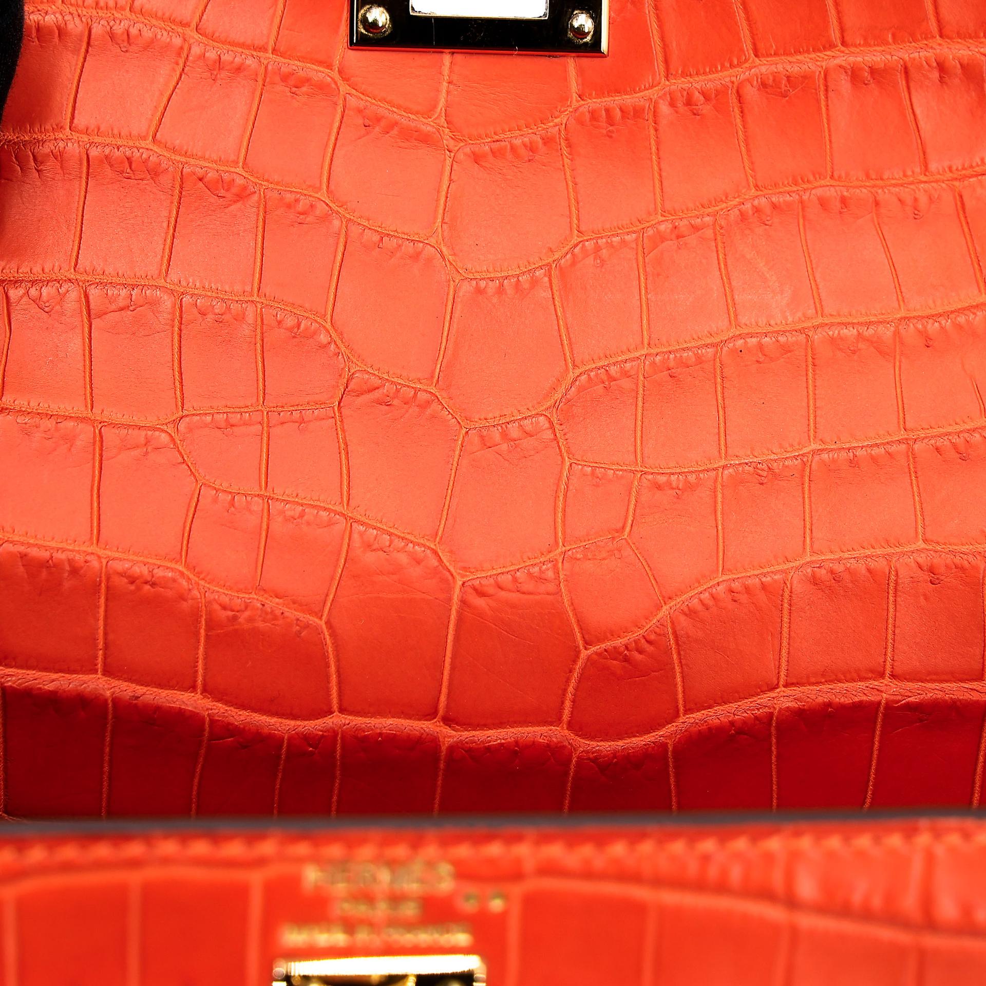 Very Good ( Rank A) HERMÈS Kelly 25 Feu (9J) Matte Alligator Gold hardware Square R (2014) - 19