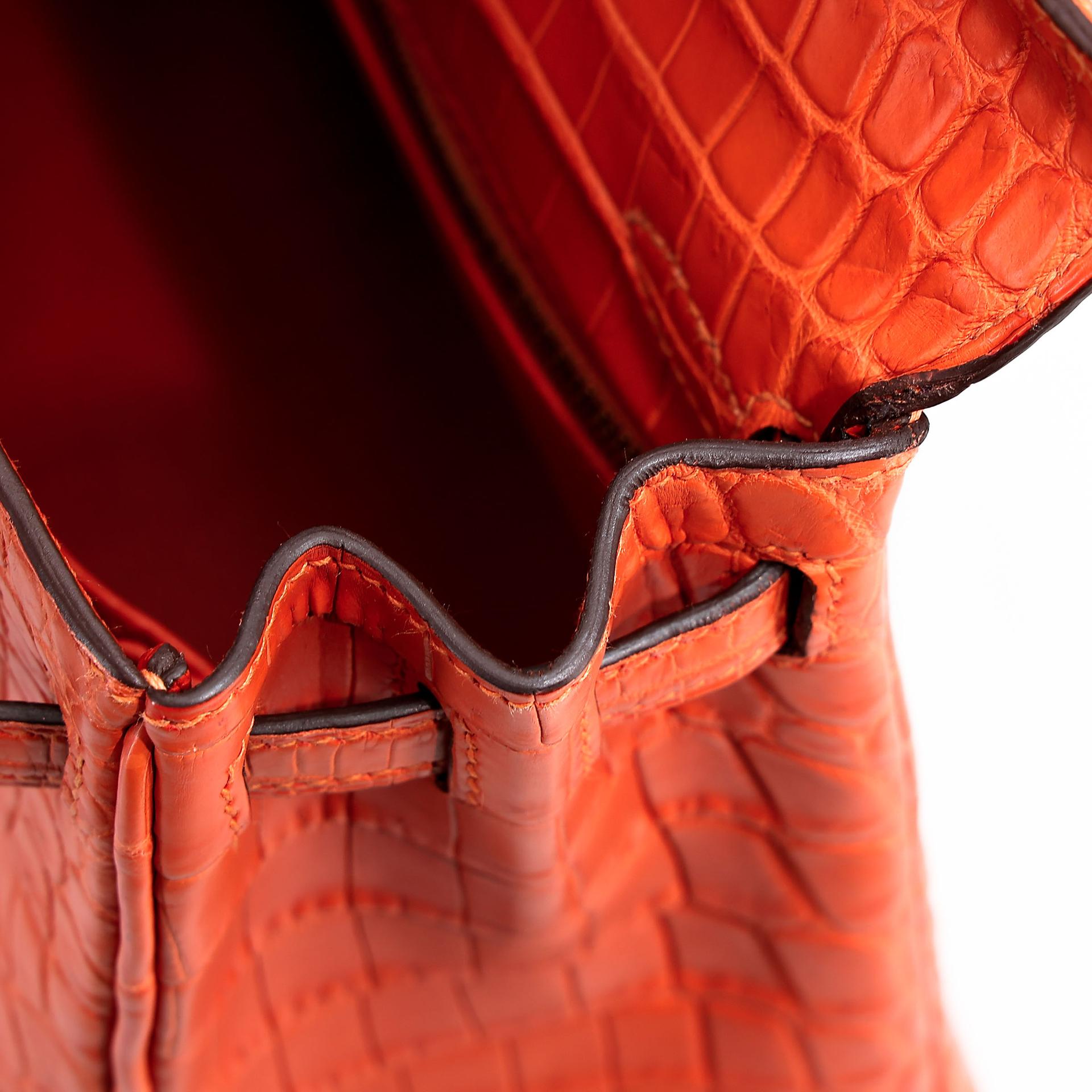 Very Good ( Rank A) HERMÈS Kelly 25 Feu (9J) Matte Alligator Gold hardware Square R (2014) - 21