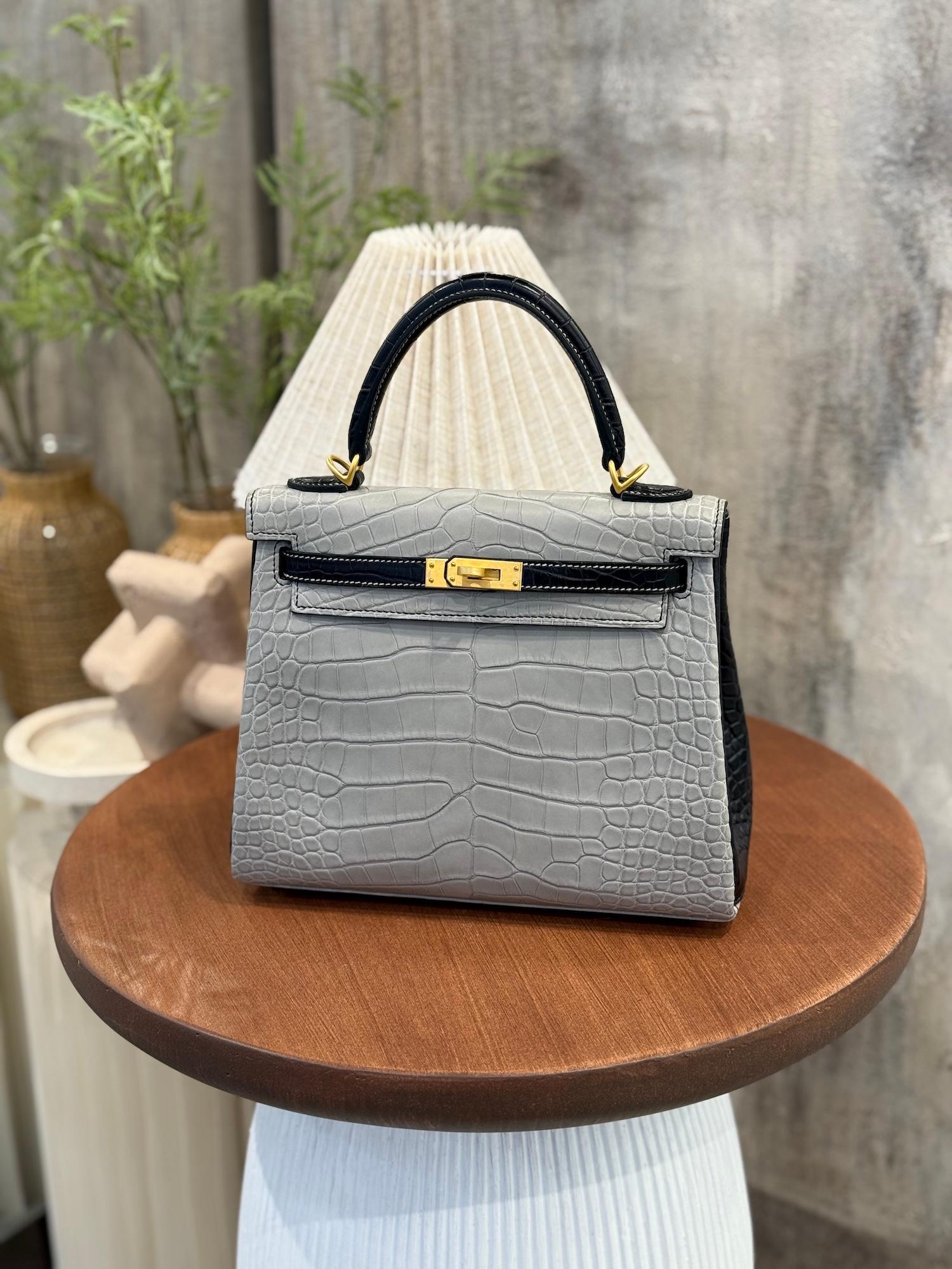 Brand New ( Rank N ) HERMÈS Special Order Kelly 25 HSS Gris Perle (80) Noir (89) Matte Alligator Brushed Gold hardware W (2024) - 4