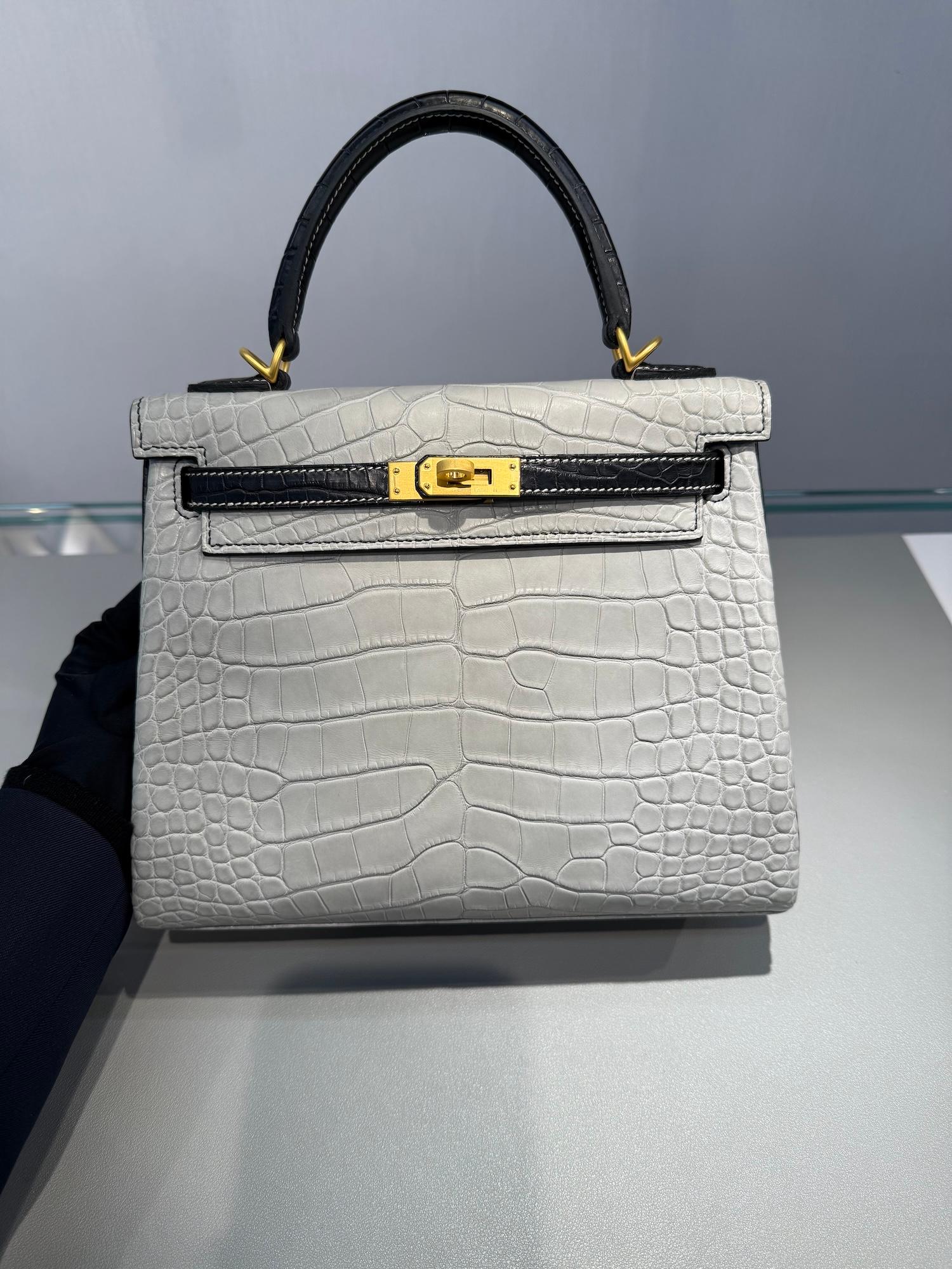 Brand New ( Rank N ) HERMÈS Special Order Kelly 25 HSS Gris Perle (80) Noir (89) Matte Alligator Brushed Gold hardware W (2024) - 25