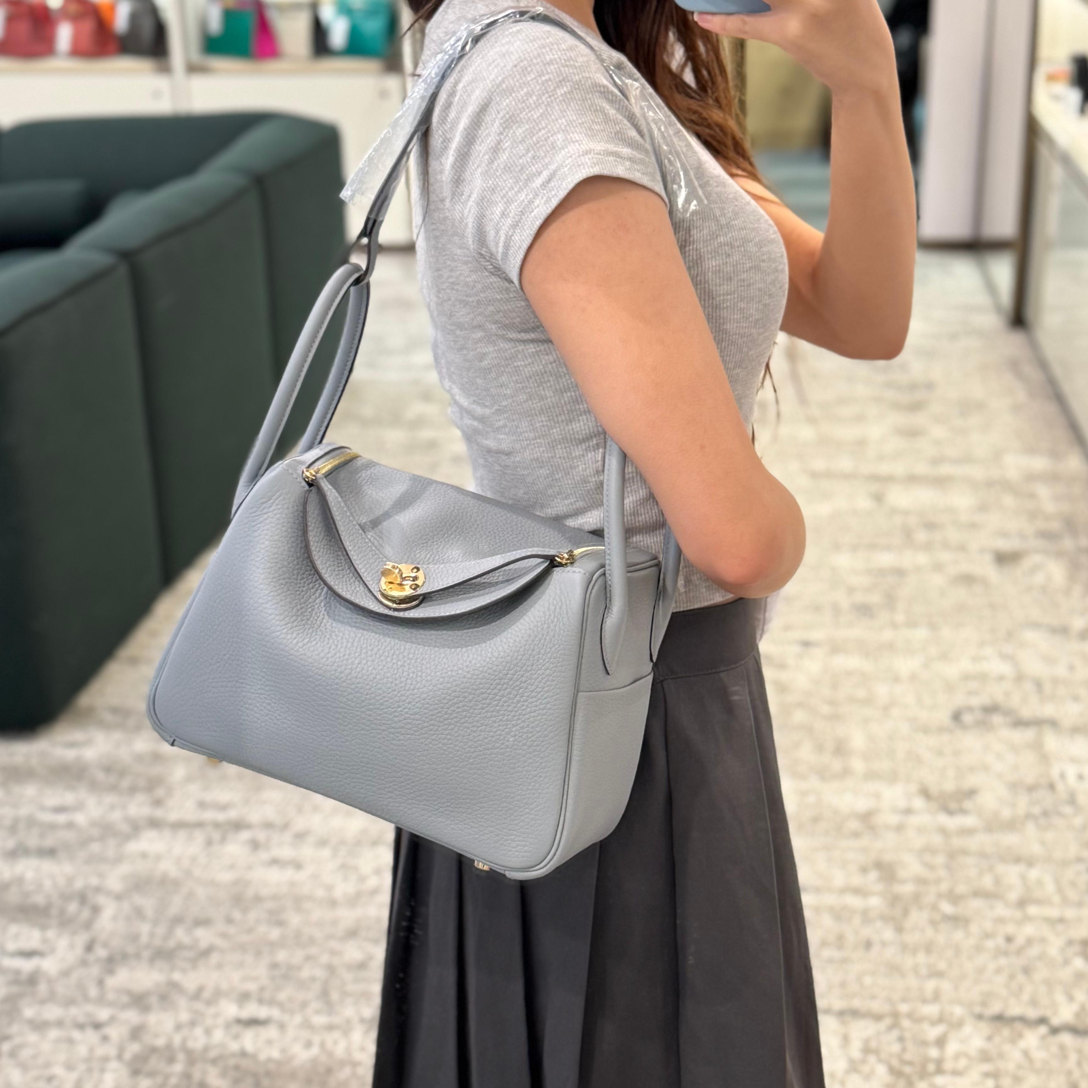 Brand New ( Rank N ) HERMÈS Lindy 26 Gris Pantin (P0) Clemence Permabrass hardware K (2025) - 4
