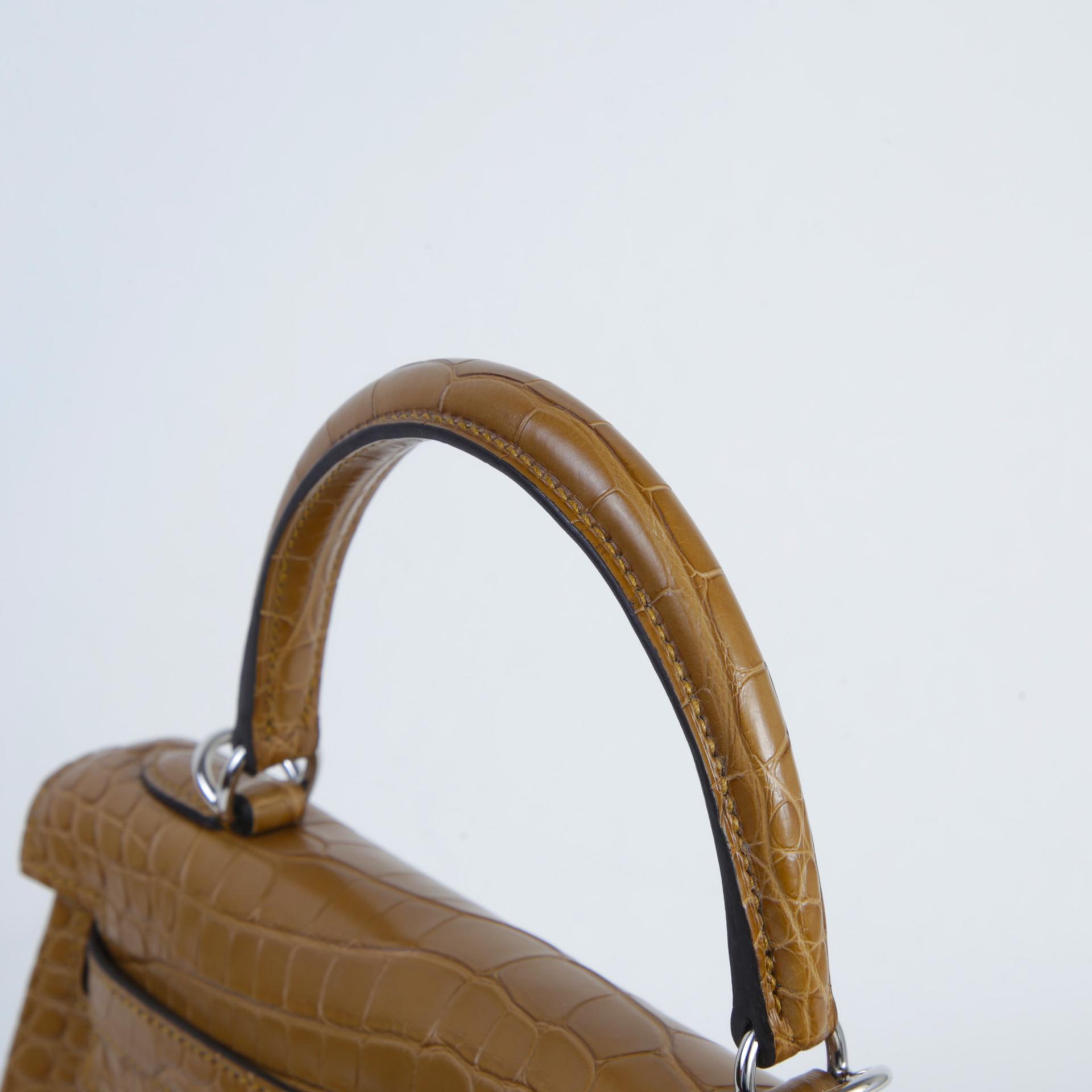 未使用保存品 HERMÈS 愛馬仕 Kelly 25 2H 大地色 Kraft □ 短吻鱷 霧面 銀扣 W刻 2024年 - 3