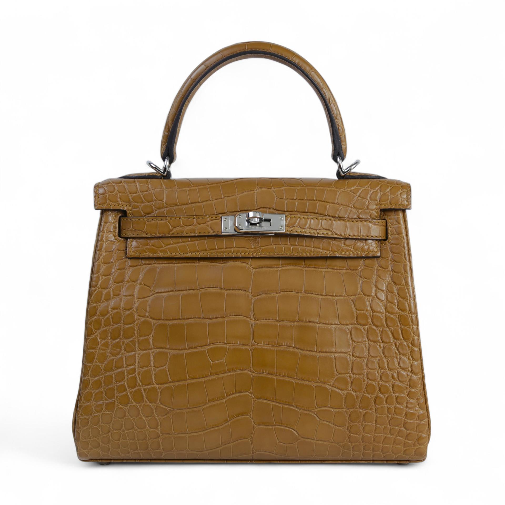 未使用保存品 HERMÈS 愛馬仕 Kelly 25 2H 大地色 Kraft □ 短吻鱷 霧面 銀扣 W刻 2024年 - 1