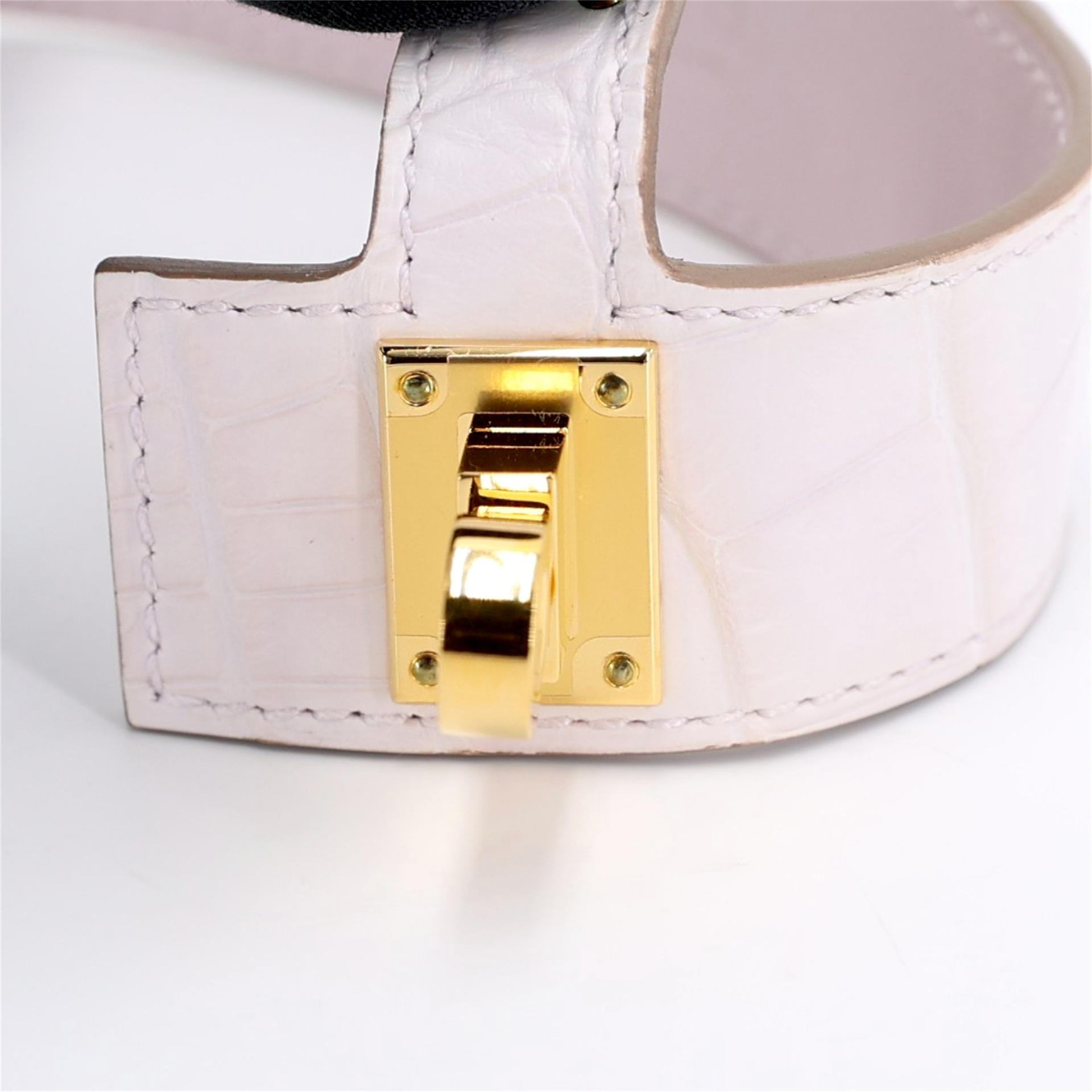 SA超美品 HERMÈS 愛馬仕 Kelly Twist PM T2  皮革手鐲 09 夢幻粉 Mauve Pale □ 短吻鱷 金扣 W刻 2024年 - 6