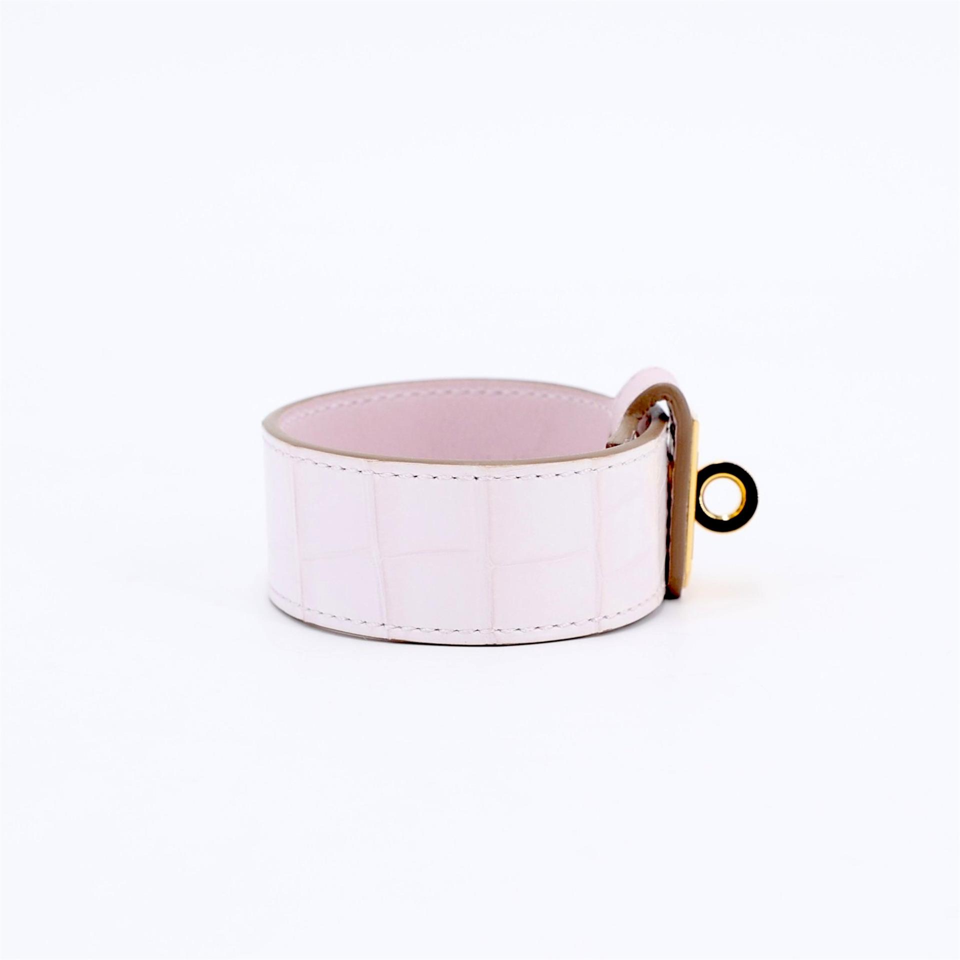 SA超美品 HERMÈS 愛馬仕 Kelly Twist PM T2  皮革手鐲 09 夢幻粉 Mauve Pale □ 短吻鱷 金扣 W刻 2024年 - 4