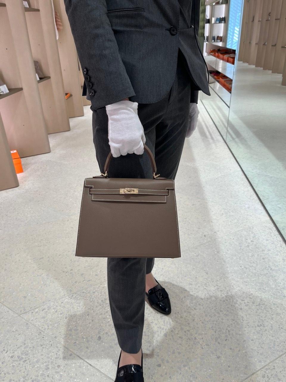 Unused ( Rank NS ) HERMÈS Kelly 25 Sellier Verso Etoupe (18) Bamboo (1K) Madame Permabrass hardware W (2024) - 14