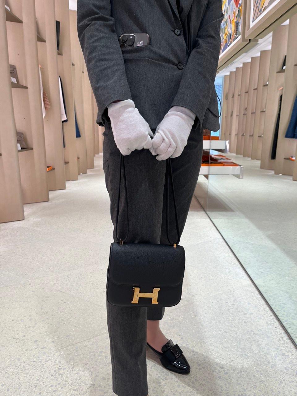 Very Good ( Rank A) HERMÈS Constance Mini Noir (89) Epsom Gold hardware Z (2021) - 17