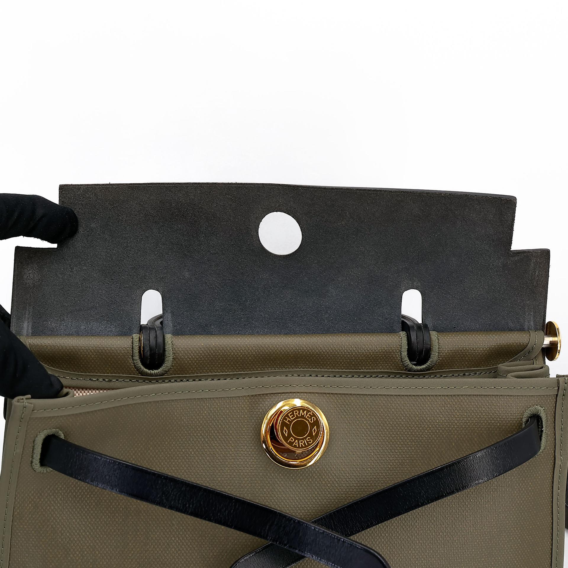 Very Good ( Rank A) HERMÈS Herbag Zip 31 PM Vert Bronze (60) Noir (89) Canvas Vache Hunter Gold hardware Z (2021) - 33