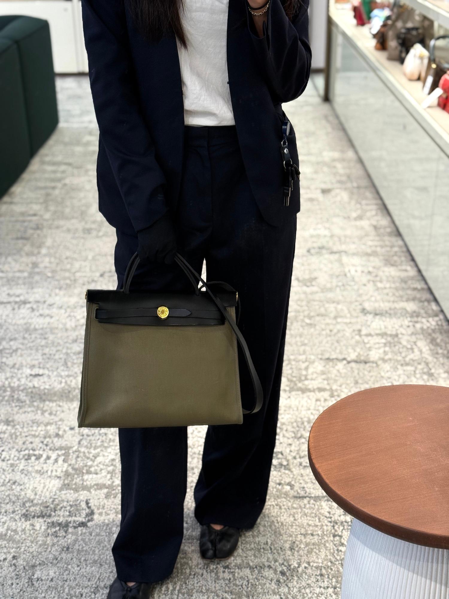 Very Good ( Rank A) HERMÈS Herbag Zip 31 PM Vert Bronze (60) Noir (89) Canvas Vache Hunter Gold hardware Z (2021) - 3