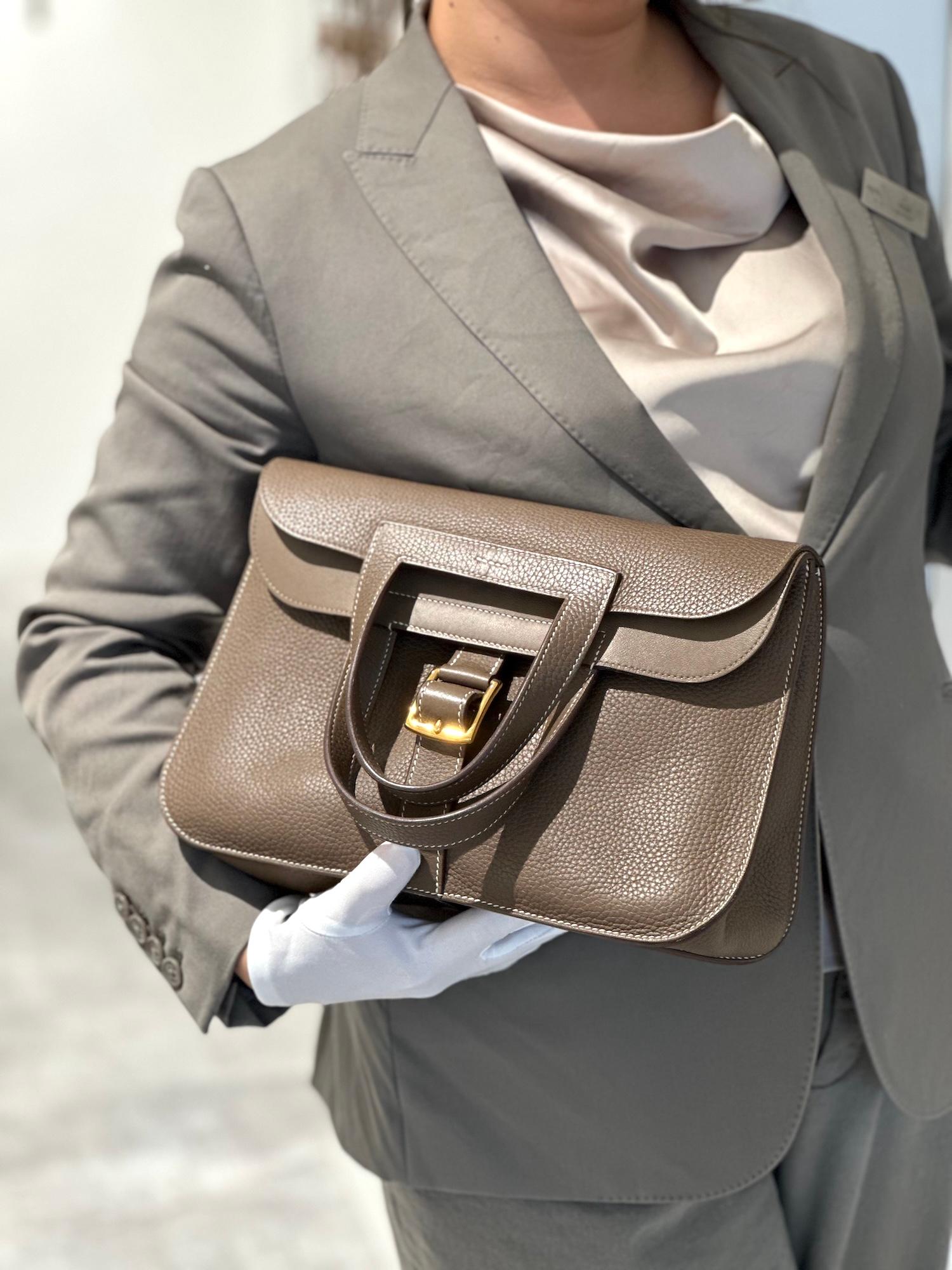 Very Good ( Rank A) HERMÈS Halzan 31 Etoupe (18) Clemence Gold hardware Z (2021) - 4