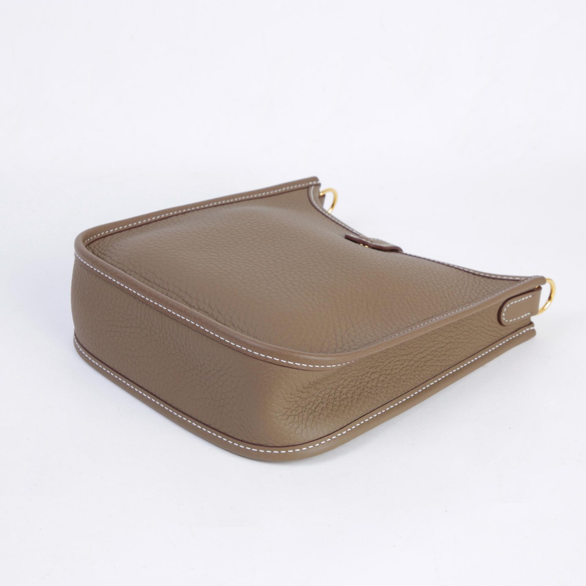全新 HERMÈS 愛馬仕 Mini Evelyne 16 Amazone 112cm 18 大象灰 Etoupe Clemence小牛皮 金扣 K刻 2025年 - 5