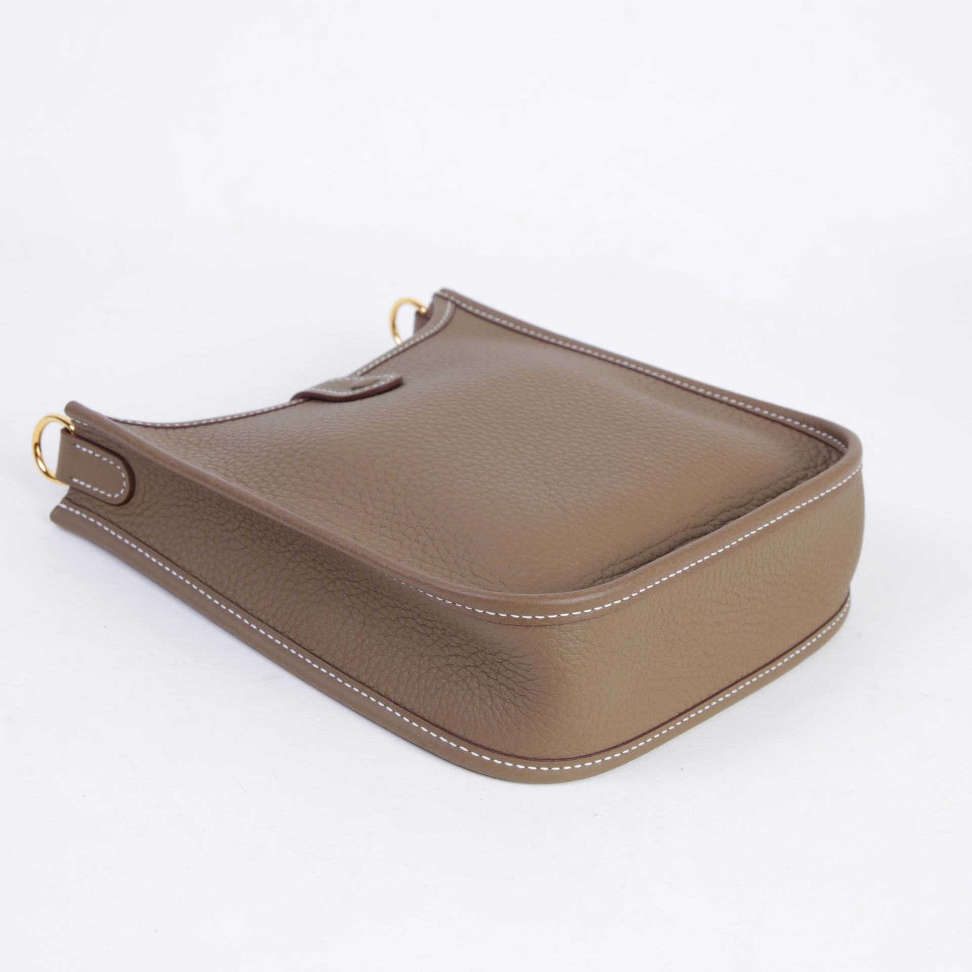 全新 HERMÈS 愛馬仕 Mini Evelyne 16 Amazone 112cm 18 大象灰 Etoupe Clemence小牛皮 金扣 K刻 2025年 - 6