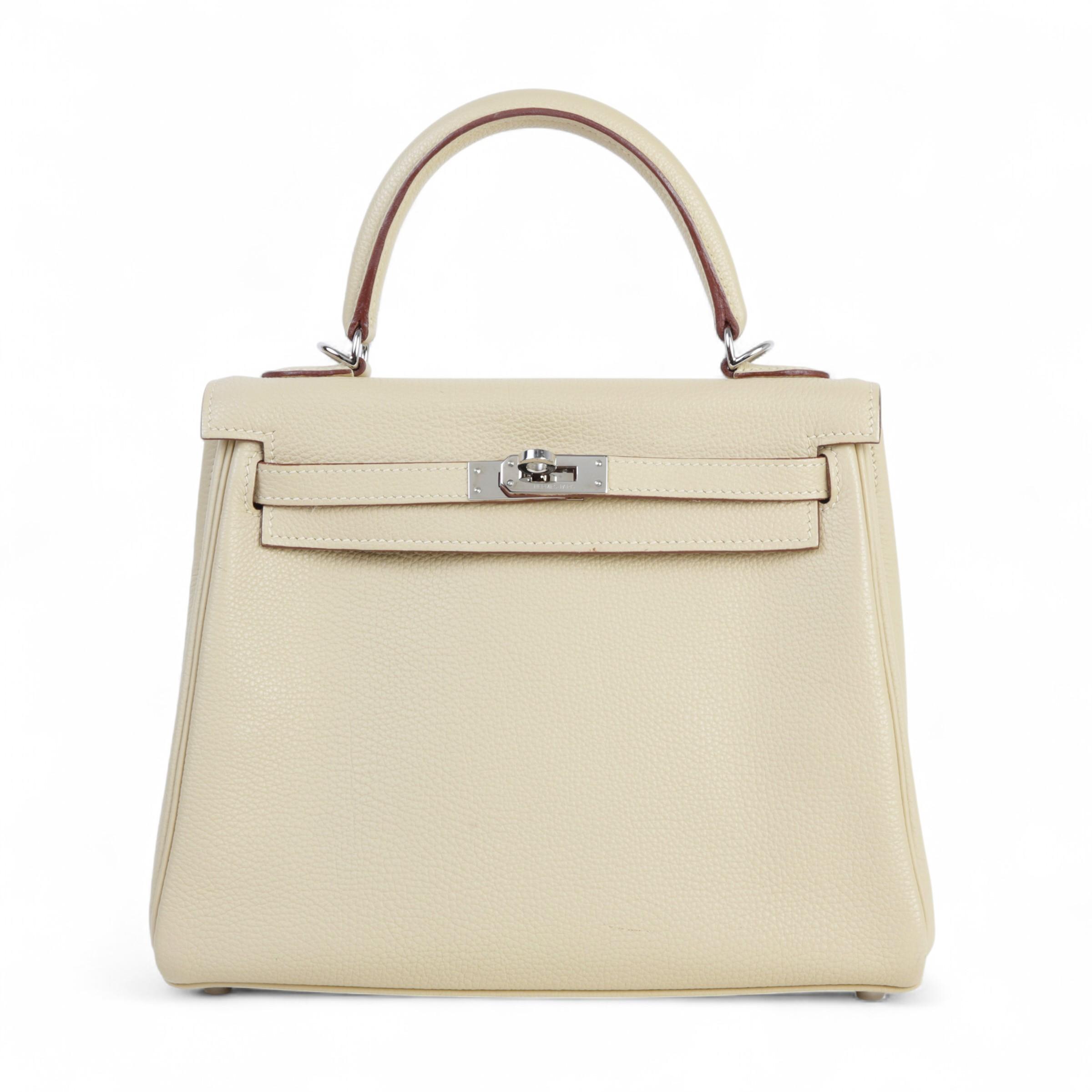 Very Good ( Rank A) HERMÈS Kelly 25 Parchemin (3C) Togo Palladium hardware Square K (2007) - 1